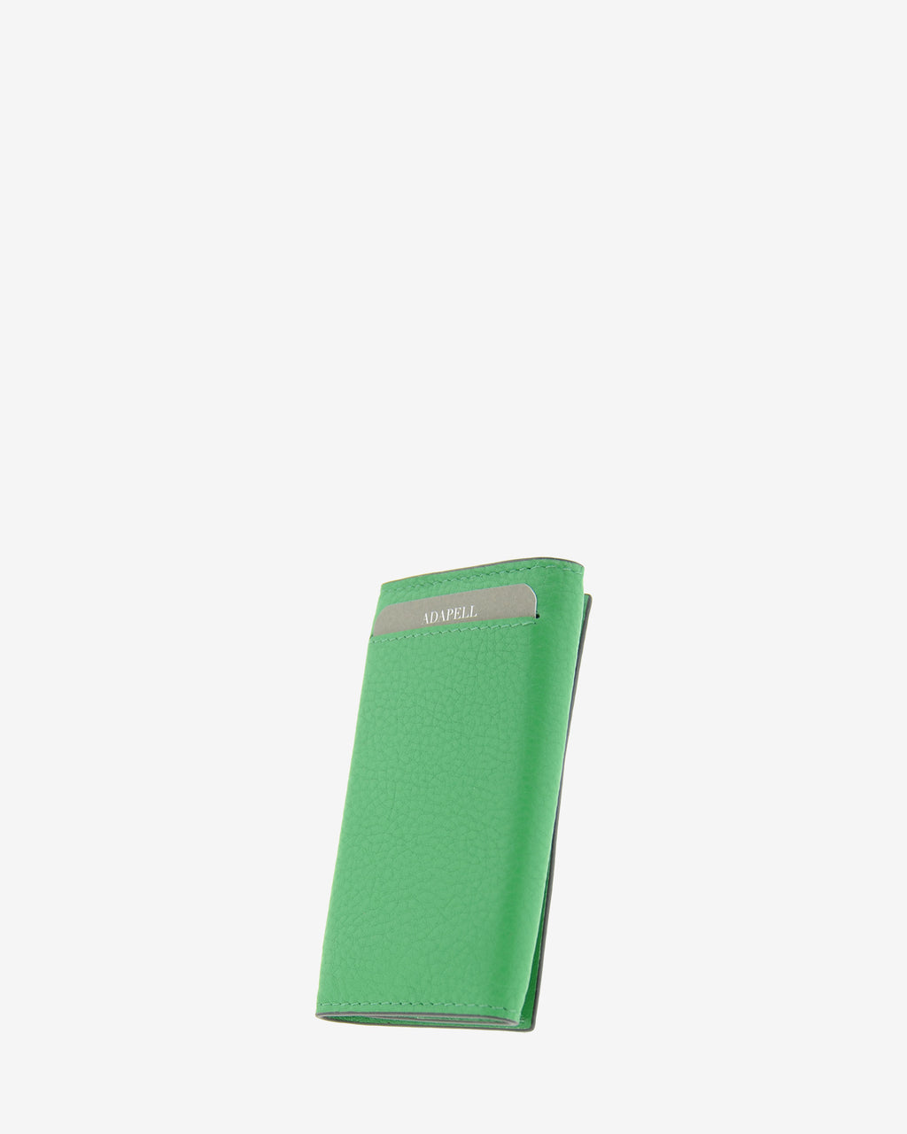 Llavero en piel auténtica de color verde, ref. 8084-5 y bordes en negro, con interior de piel, mosquetón para 6 llaves y exterior con compartimento para tarjeta, vista diagonal trasera