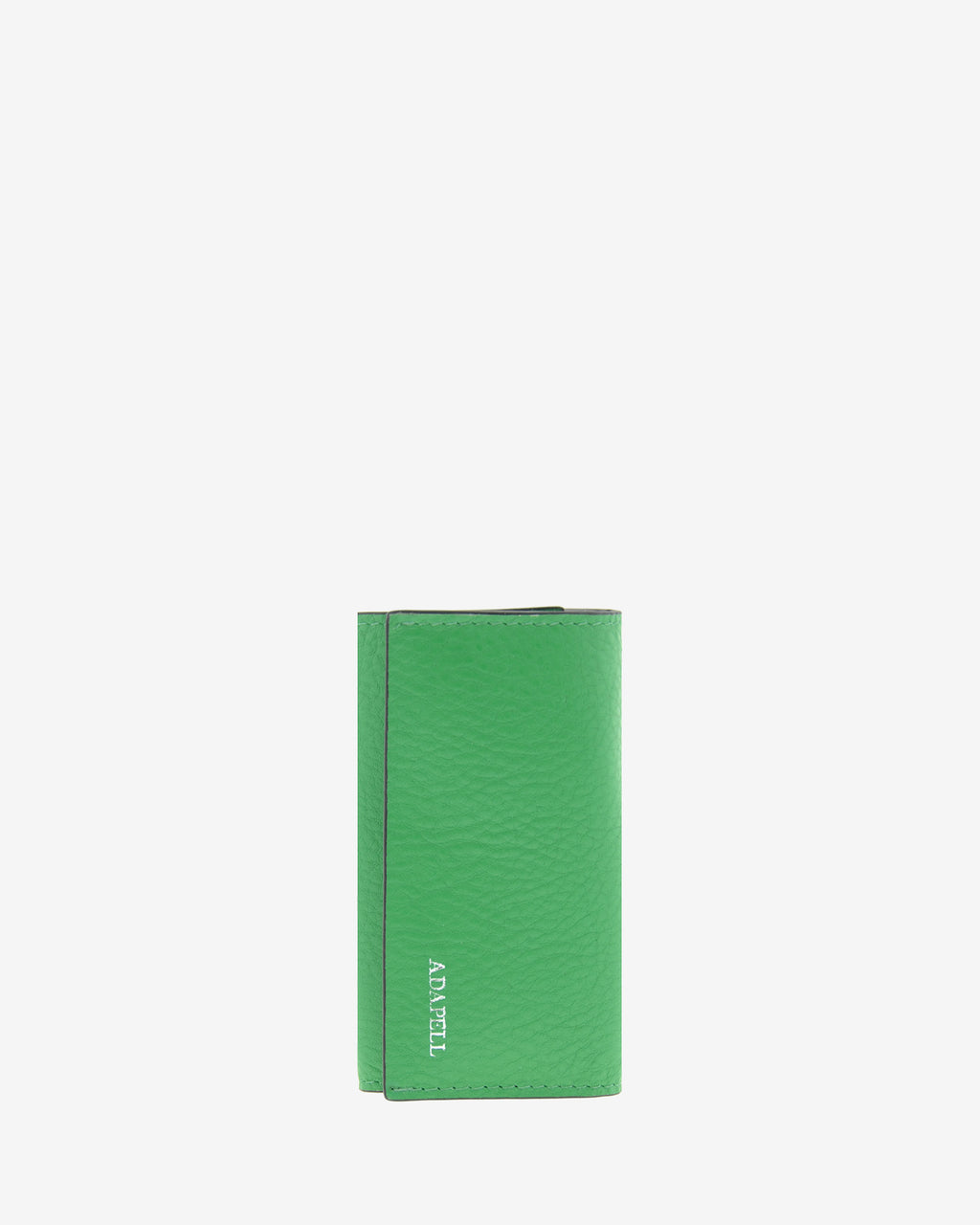 Llavero en piel auténtica de color verde, ref. 8084-5 y bordes en negro, con interior de piel, mosquetón para 6 llaves y exterior con compartimento para tarjeta, vista frontal cerrada
