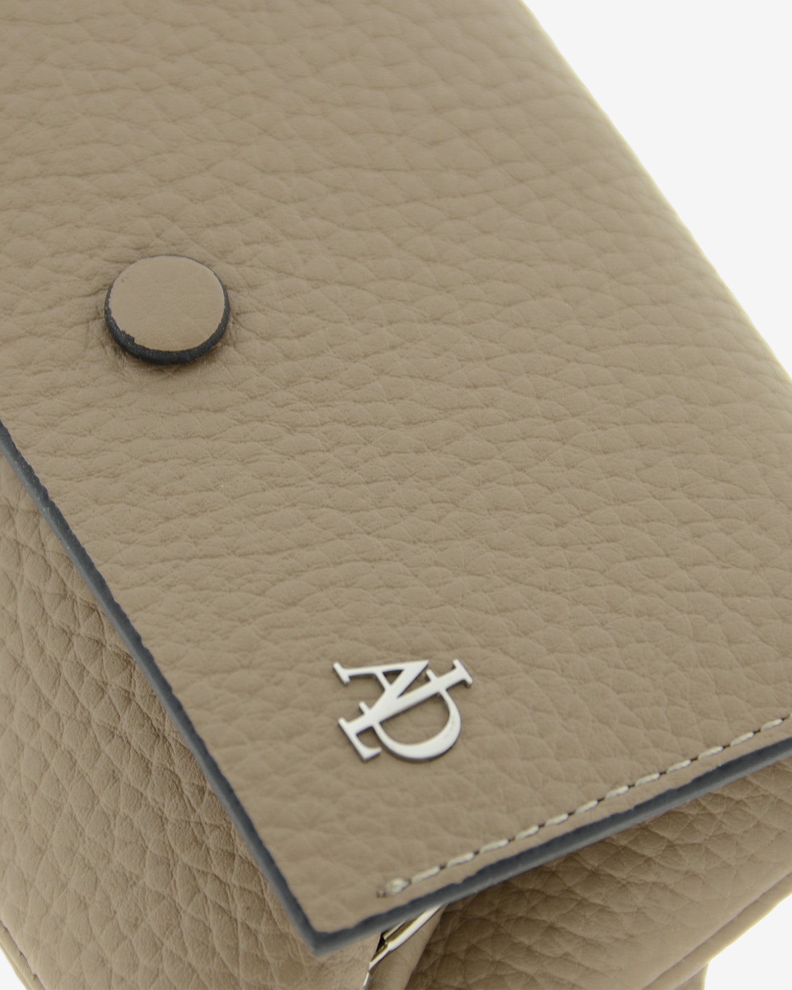Monedero de mujer ref. 4257-12 en piel auténtica granulada de color topo, con boquilla interior, solapa y protección de tarjetas RFID. De la colección Nude, vista detalle piel, costuras y logo Adapell