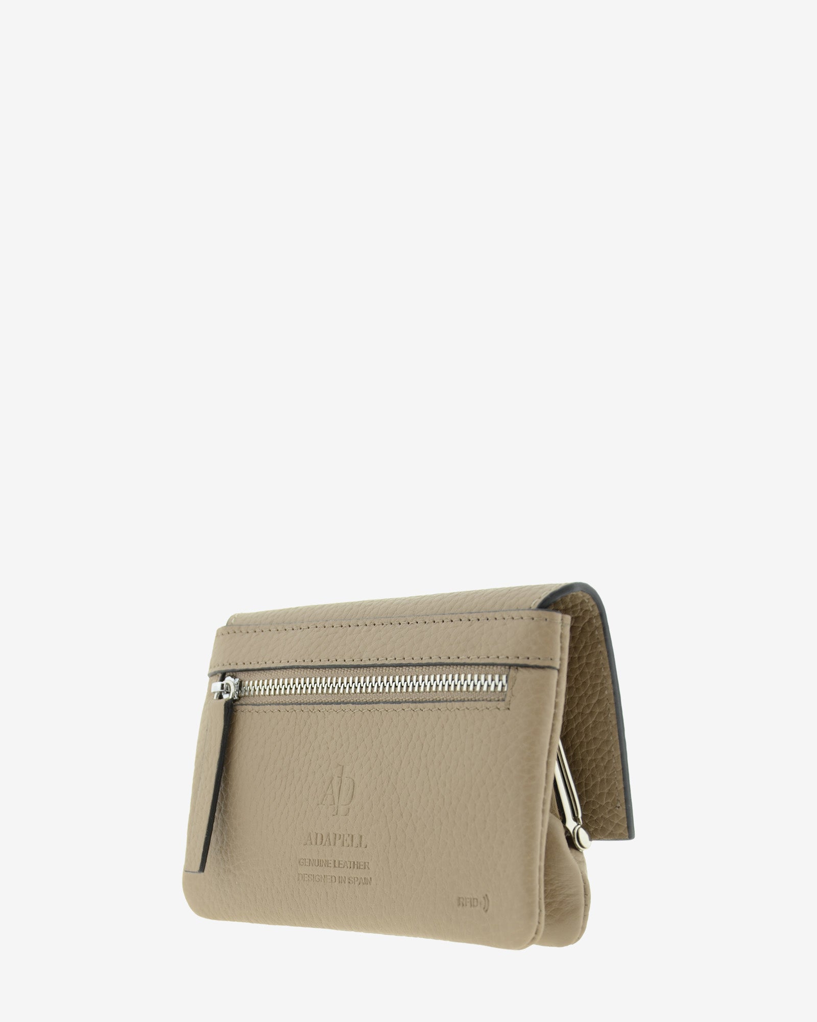 Monedero de mujer ref. 4257-12 en piel auténtica granulada de color topo, con boquilla interior, solapa y protección de tarjetas RFID. De la colección Nude, vista diagonal trasera