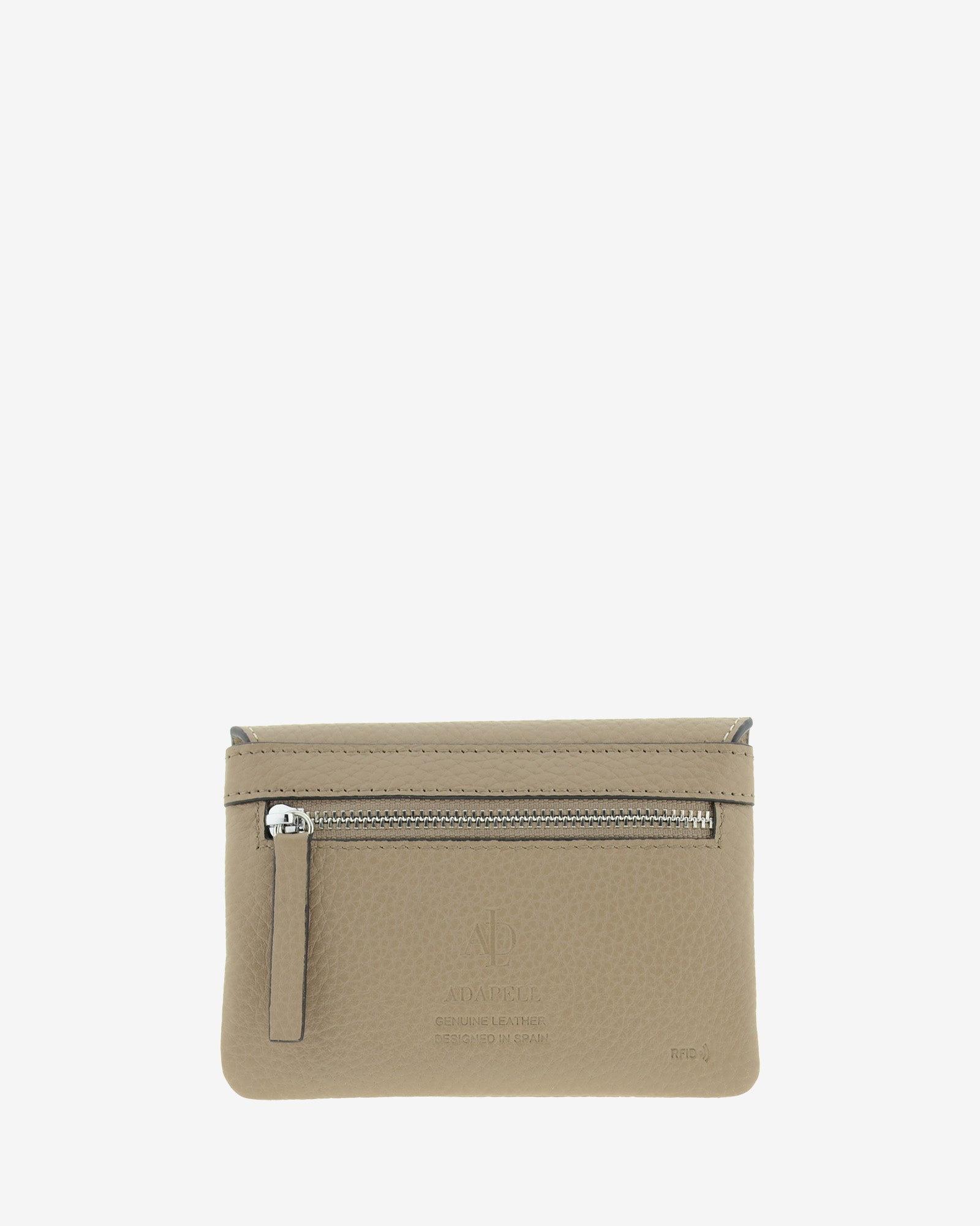 Monedero de mujer ref. 4257-12 en piel auténtica granulada de color topo, con boquilla interior, solapa y protección de tarjetas RFID. De la colección Nude, vista trasera con cremallera exterior