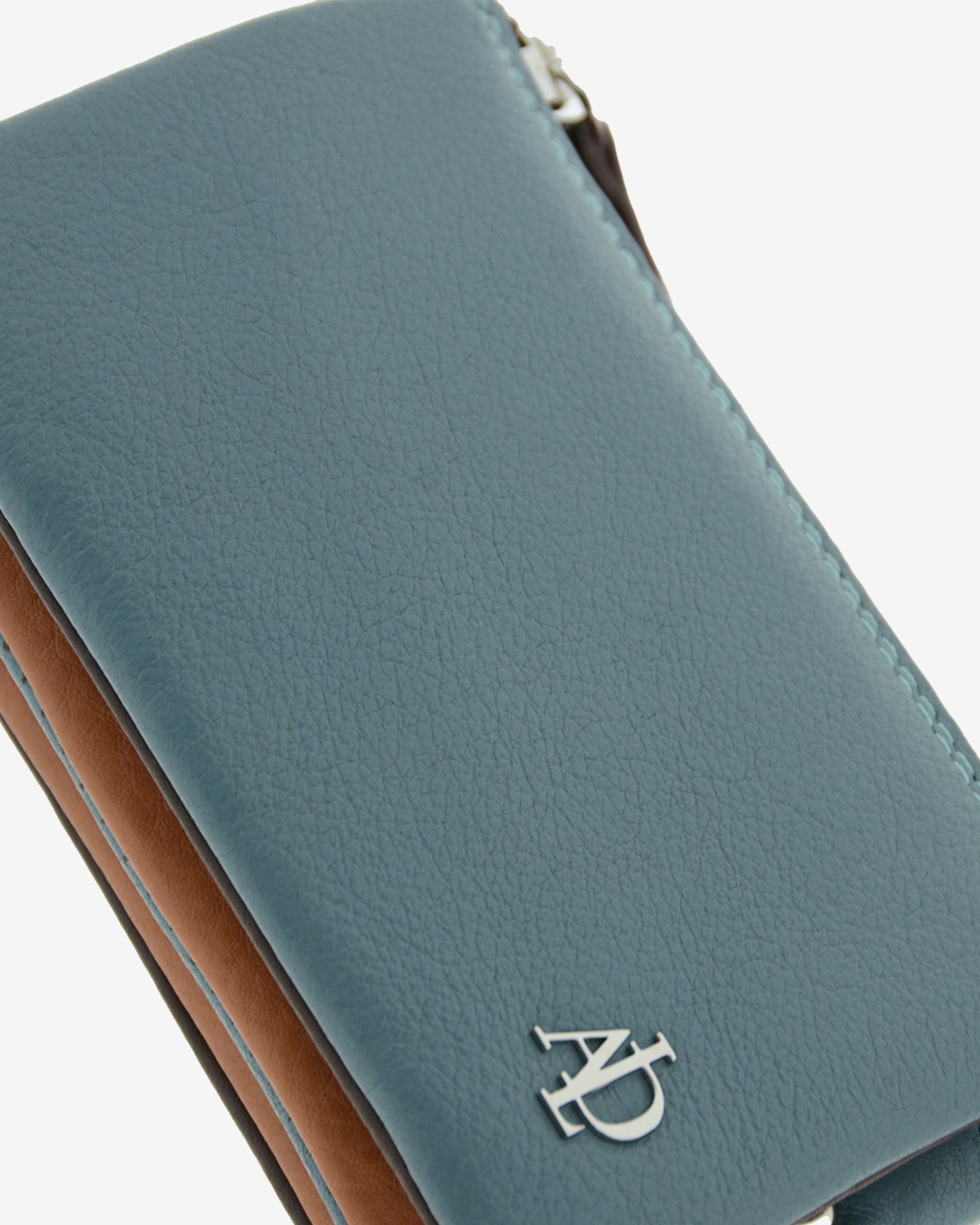 Monedero tarjetero de piel Adapell en color azul con cierre de cremallera ref. 4246-14 vista detalle piel y logo.