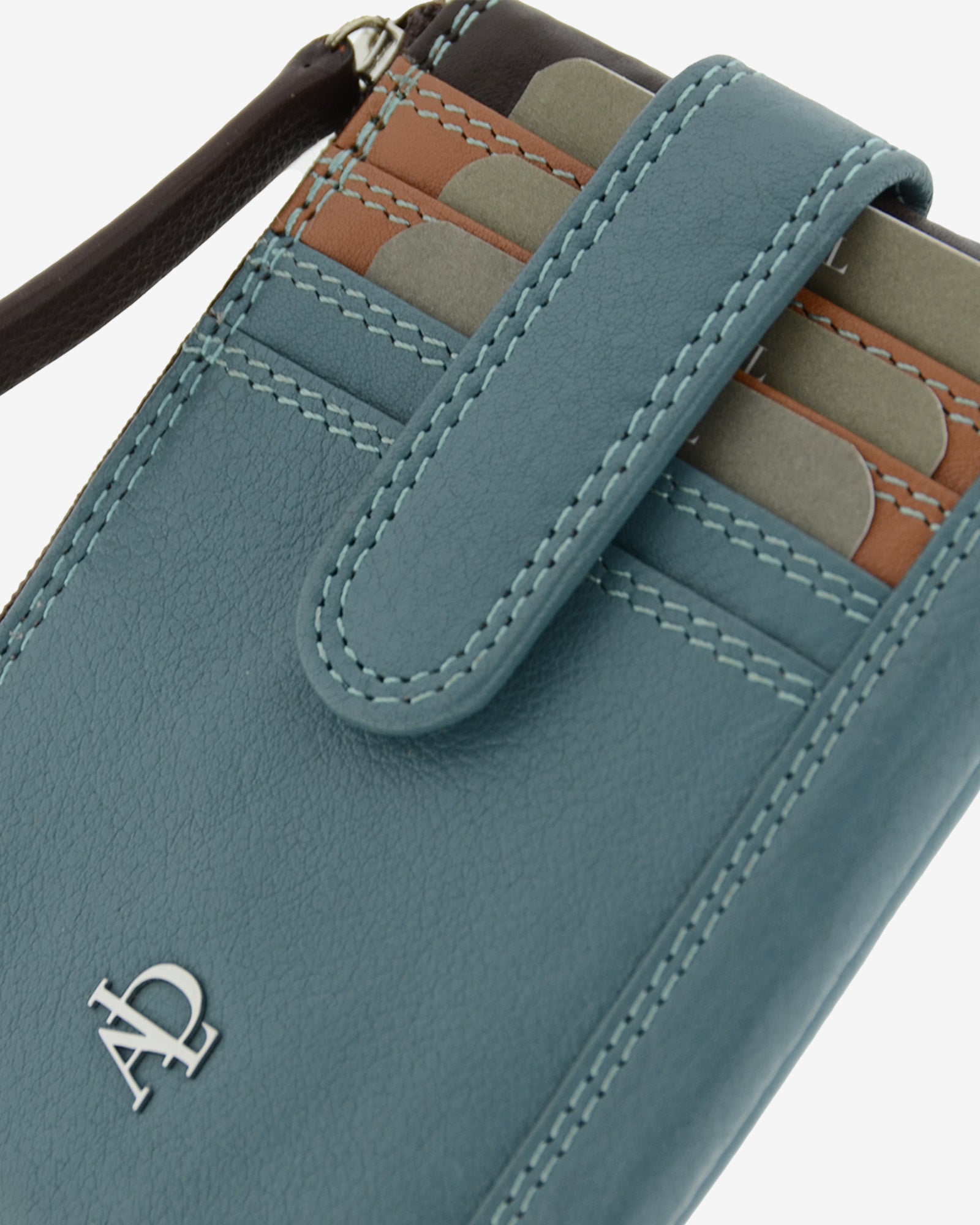 Detalle del monedero de piel en color azul con tarjetero exterior y costuras visibles – Adapell Ref. 4247-14.
