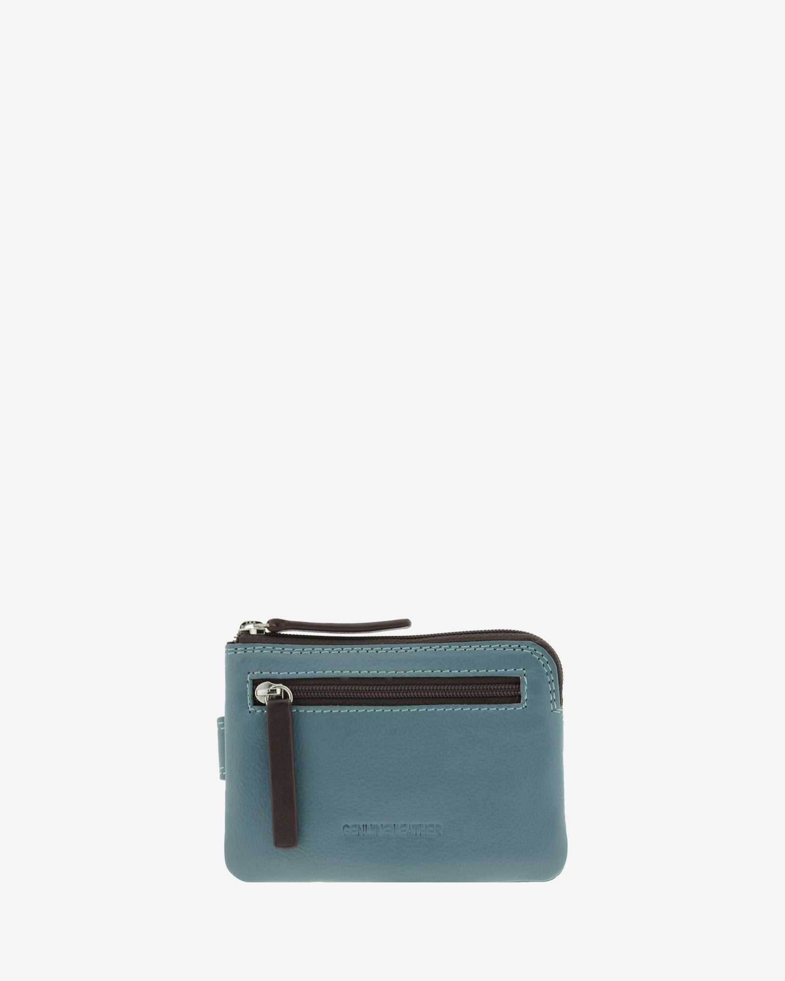 Vista trasera del monedero de piel azul con bolsillo con cremallera y grabado Genuine Leather – Adapell Ref. 4247-14.