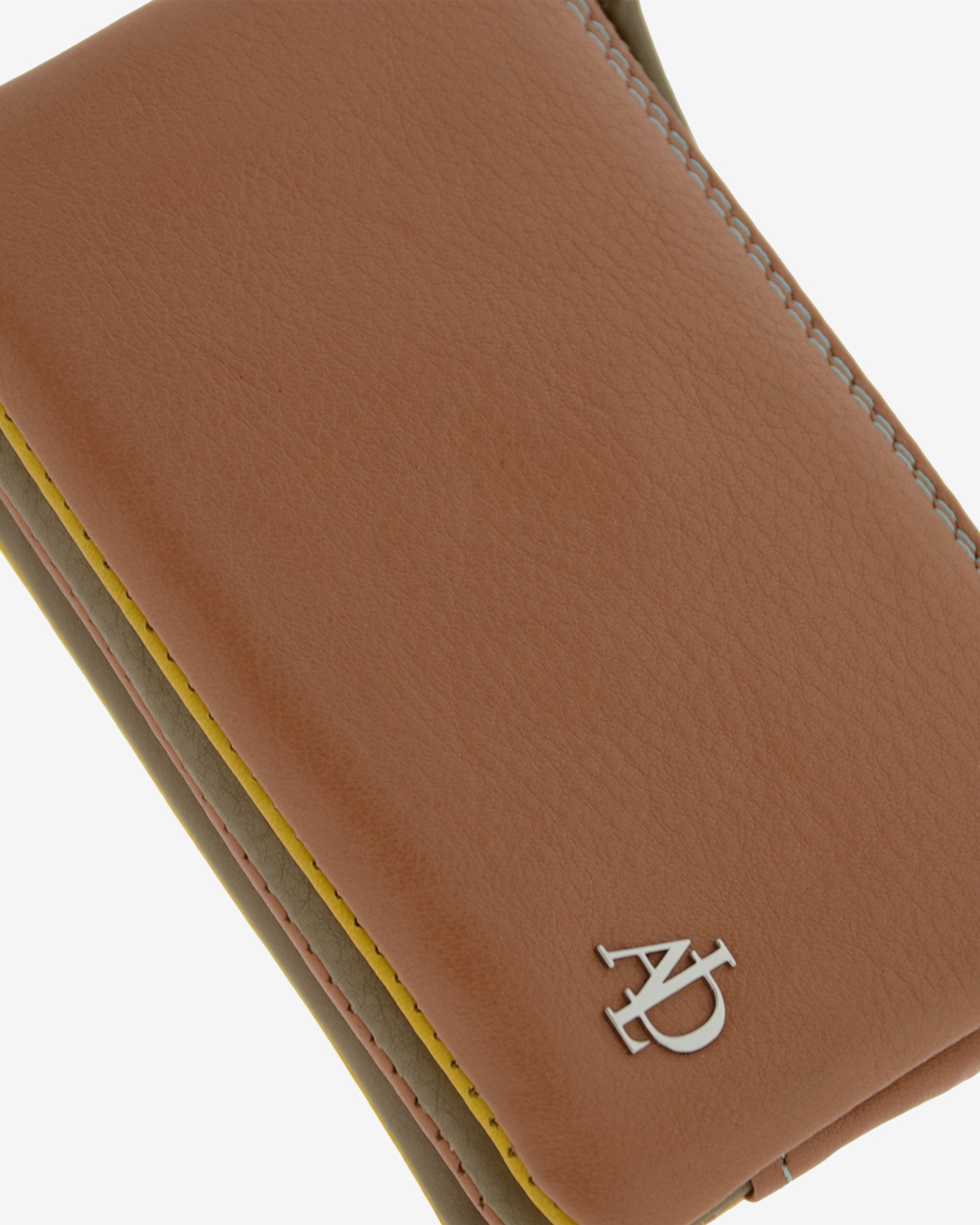 Monedero tarjetero en piel Adapell en color bronce con cierre de cremallera ref. 4246-2 vista detalle piel y logo metalico.