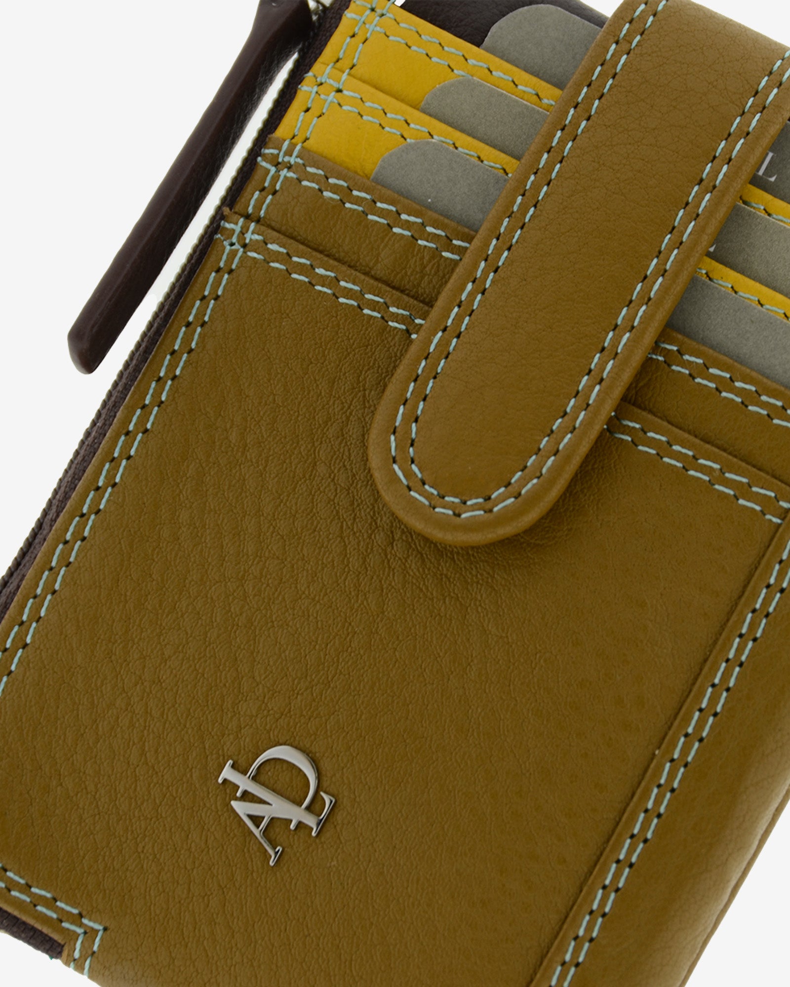 Monedero tarjetero de piel Adapell en color bronce con cierre de cremallera y tarjetas exteriores con cierre de proteccion ref. 4247-2 vista detalle diseño, piel y logo.