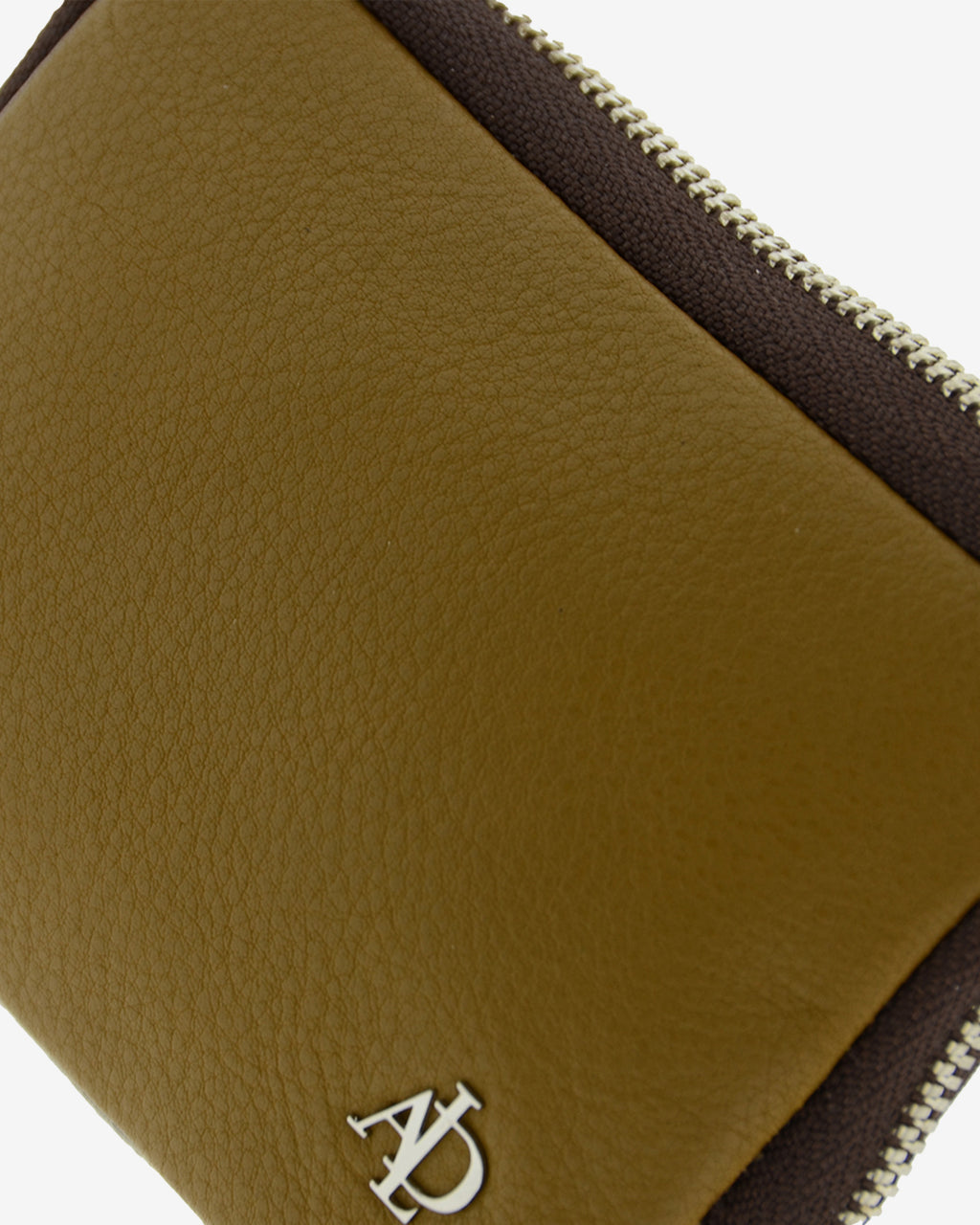 Detalle del monedero de piel color bronce con logo metalico y cremallera superior – Adapell Ref. 4248-2.