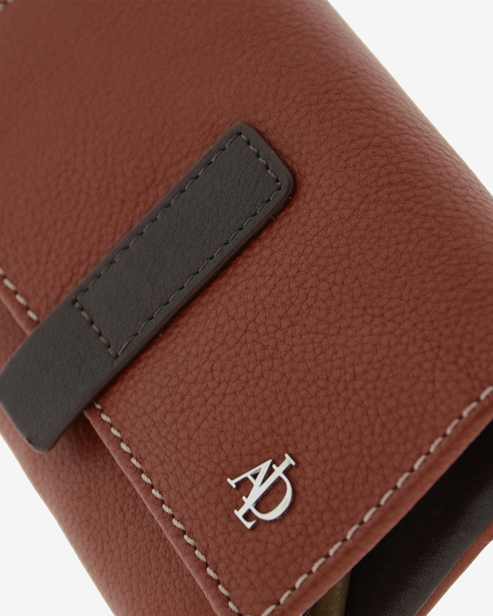 Monedero de mujer de piel Adapell en color chili vista detalle de piel y logo ref. 4245-9