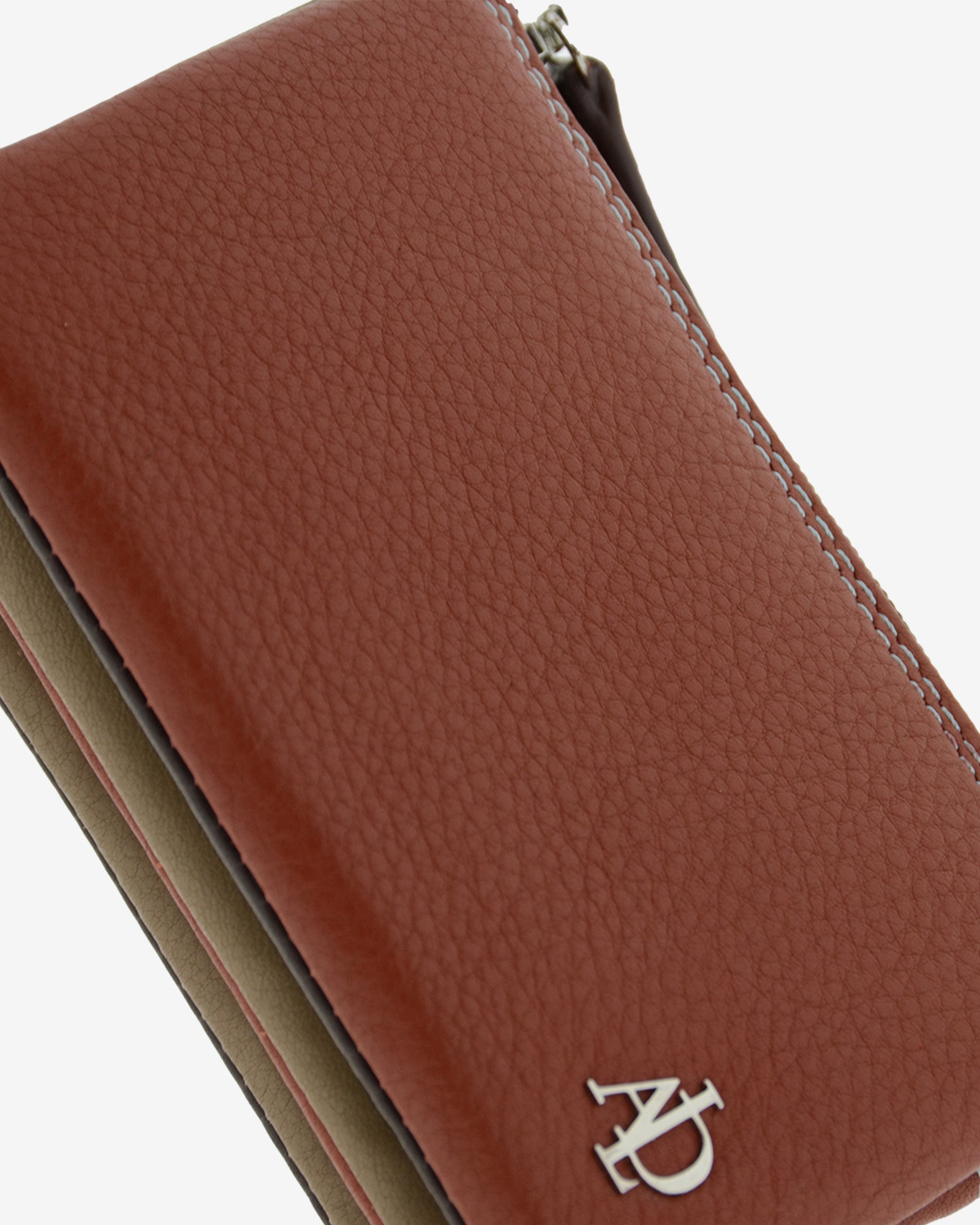 Monedero tarjetero de piel Adapell en color bronce con cierre de cremallera ref. 4246-9 vista detalle piel y logo.