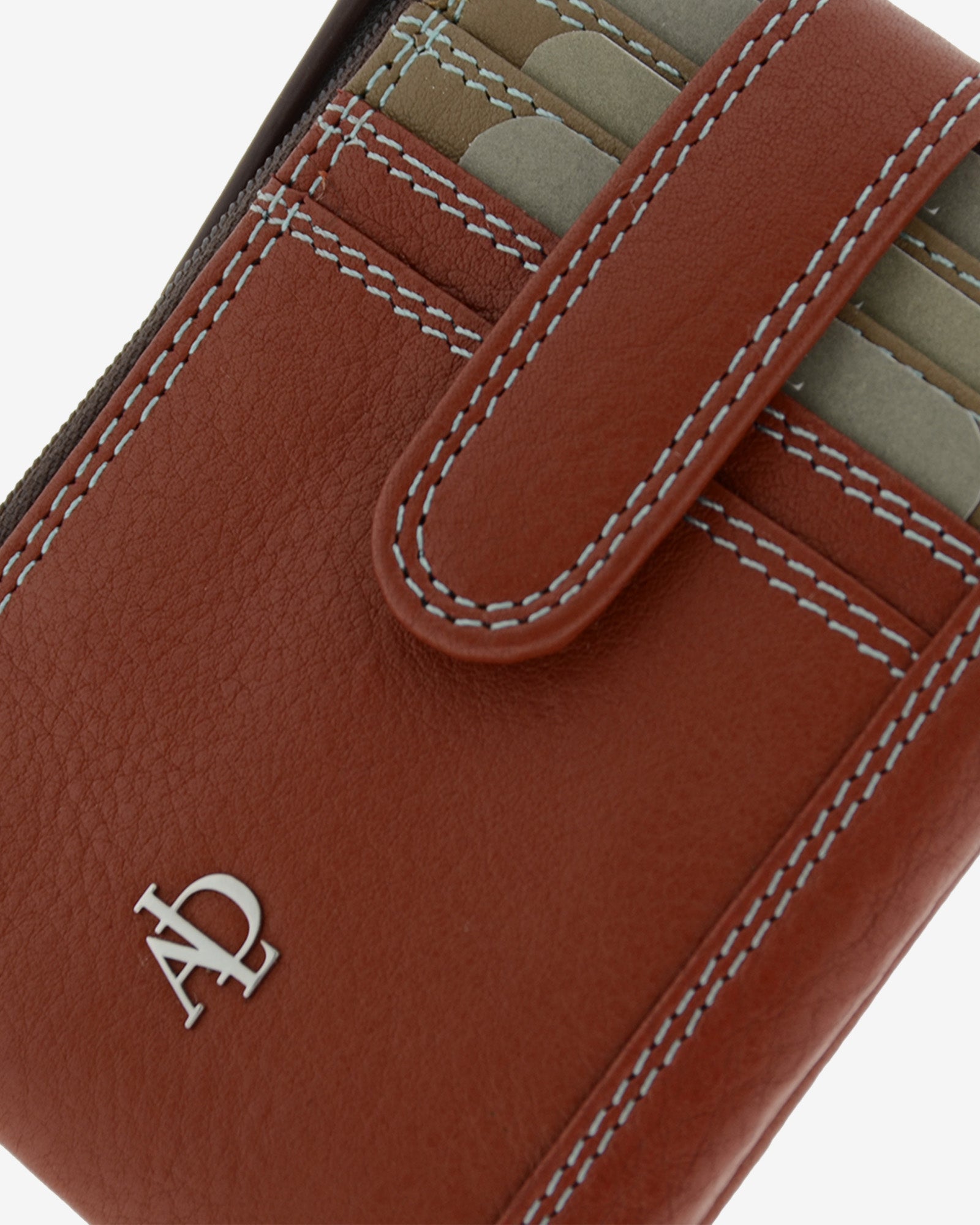 Vista detalle frontal de piel y logo del monedero de piel color chili con tarjetero exterior y cierre a presión – Adapell Ref. 4247-9.