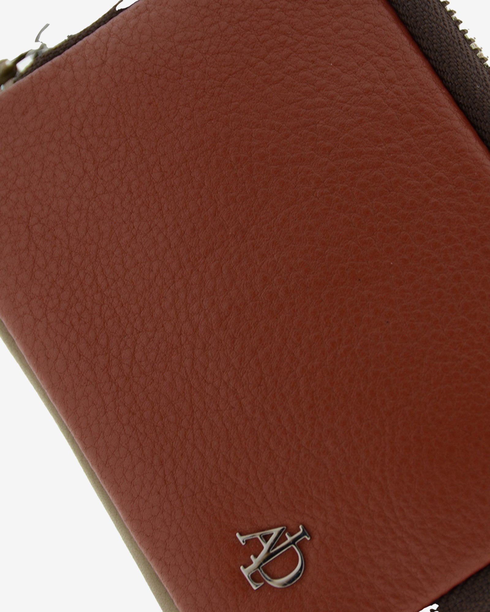 Detalle del monedero de piel color Chili con logo metalico  y textura piel – Adapell Ref. 4248-9.