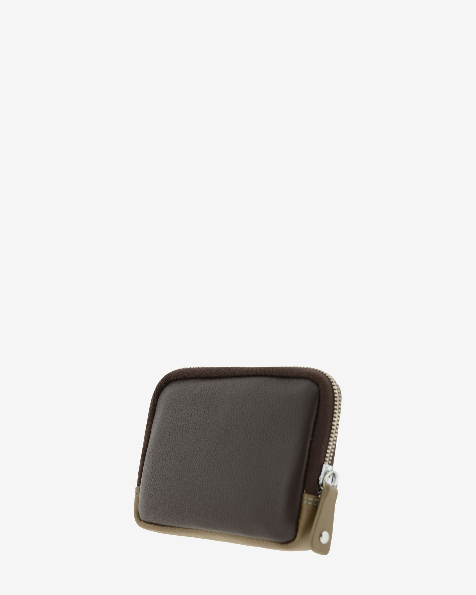 Vista diagonal trasera en color marron chocolate del monedero de piel Chili  con cremallera – Adapell Ref. 4248-9.
