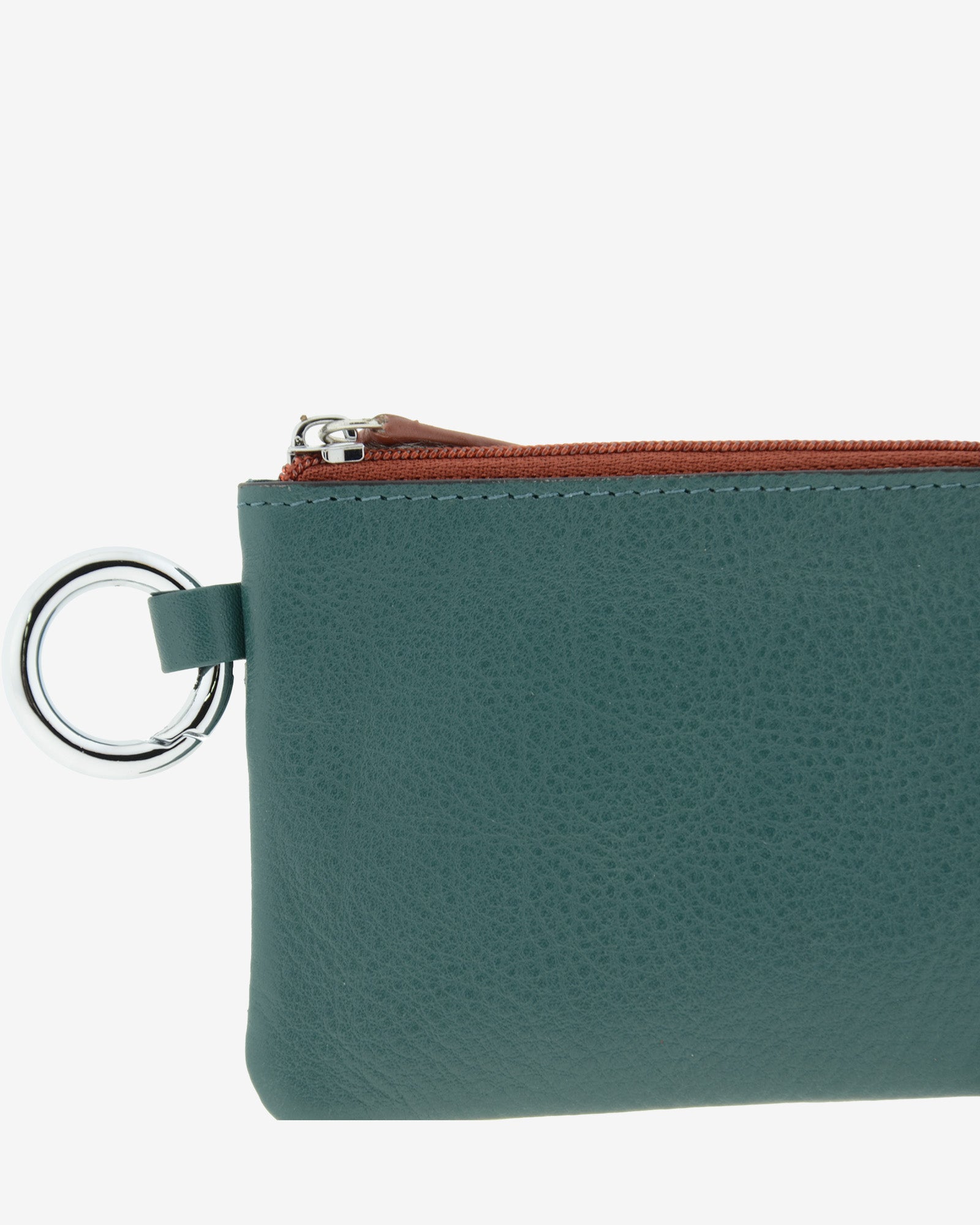 monedero de piel auténtica ref. 4251-14 en color azul ocean teal, de medida pequeña y compacta, cierre de cremallera y aro metálico, con protección de tarjetas RFID de la colección Brisa, vista detalle piel y aro