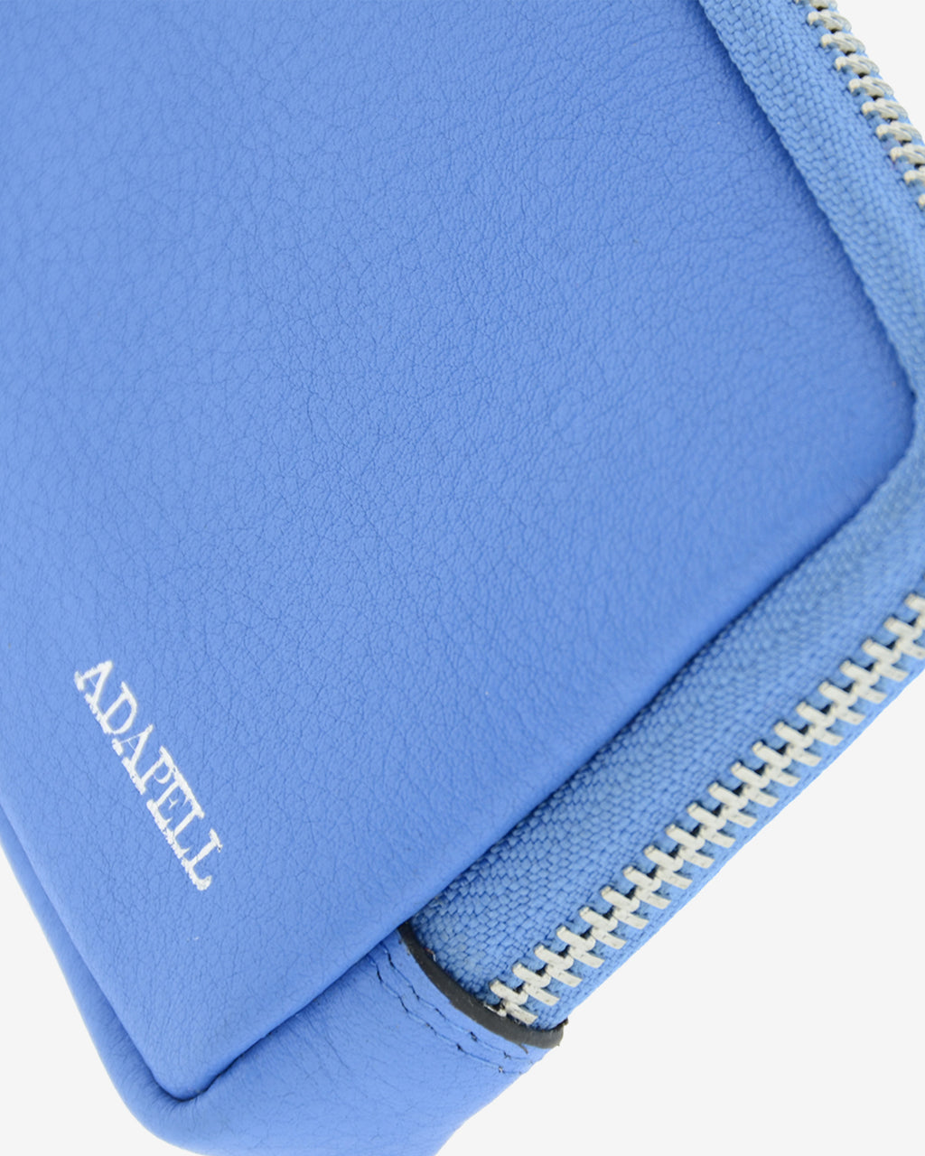 Monedero unisex de piel auténtica, ref. 8086-14, en color azul, con RFID, cremallera exterior y logo Adapell - Vista detalle de piel, cremallera metálica y logo Adapell