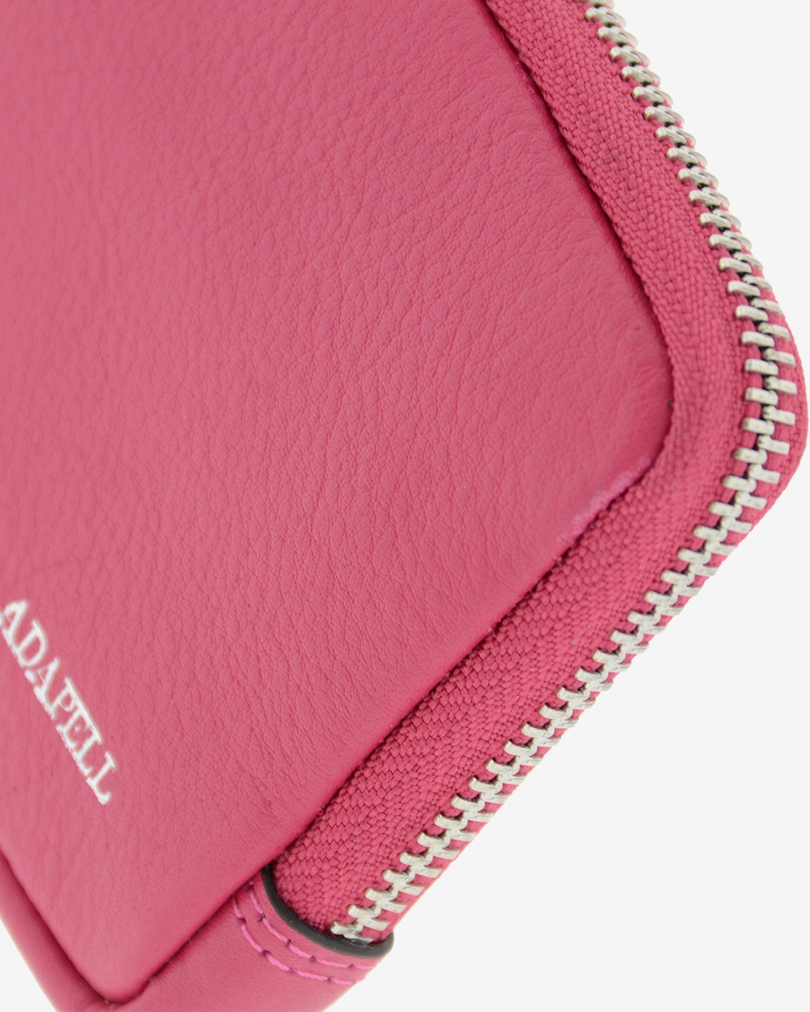 Monedero unisex de piel auténtica, ref. 8086-25, en color fucsia, con RFID, cremallera exterior y logo Adapell - Vista detalle de piel, cremallera y logo Adapell