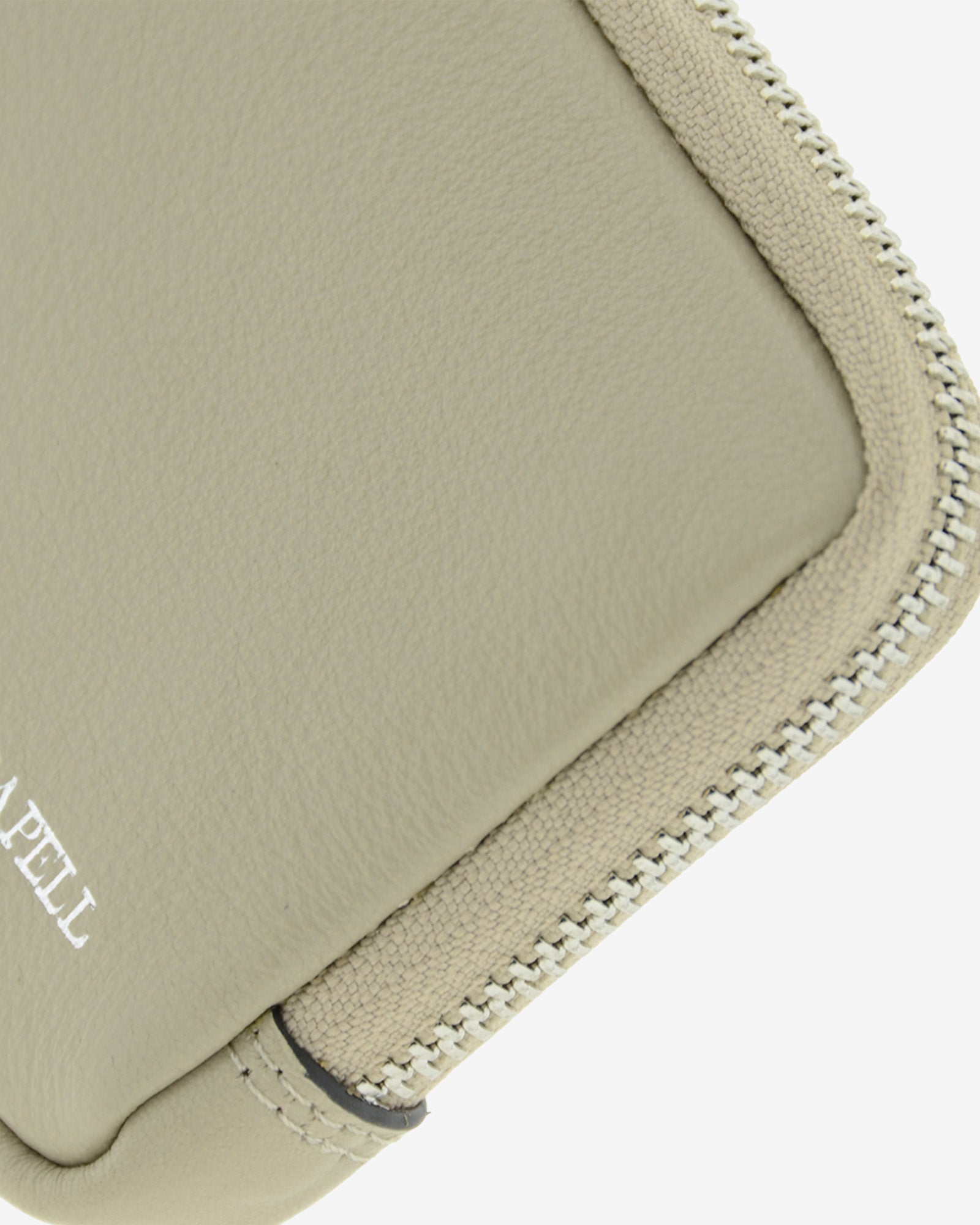 Monedero unisex de piel auténtica, ref. 8086-12, en color ice stone, con RFID, cremallera exterior y logo Adapell - Vista detalle de piel y cremallera metálica