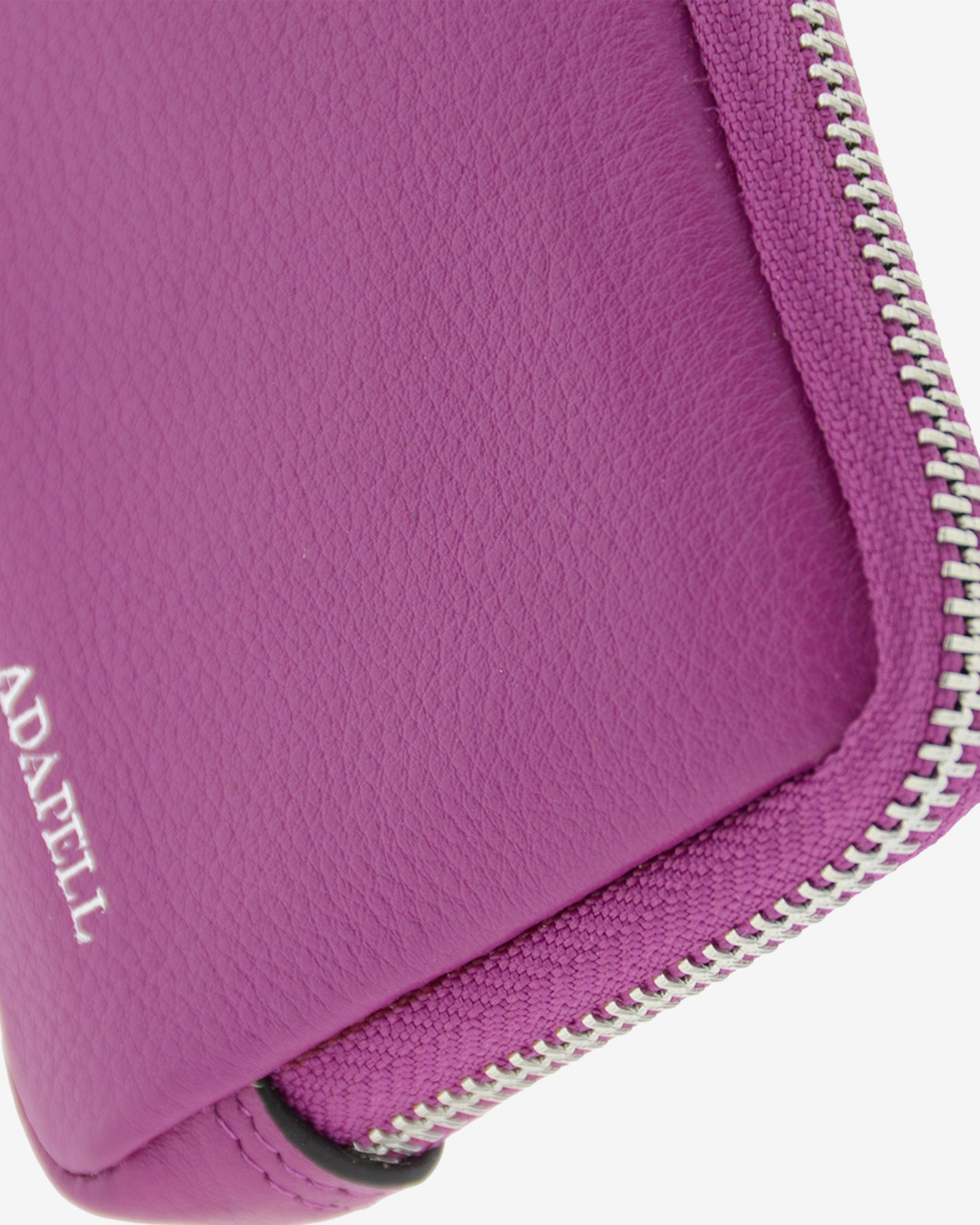 Monedero unisex de piel auténtica, ref. 8086-4, en color lila, con RFID, cremallera exterior y logo Adapell - Vista detalle piel y cremallera
