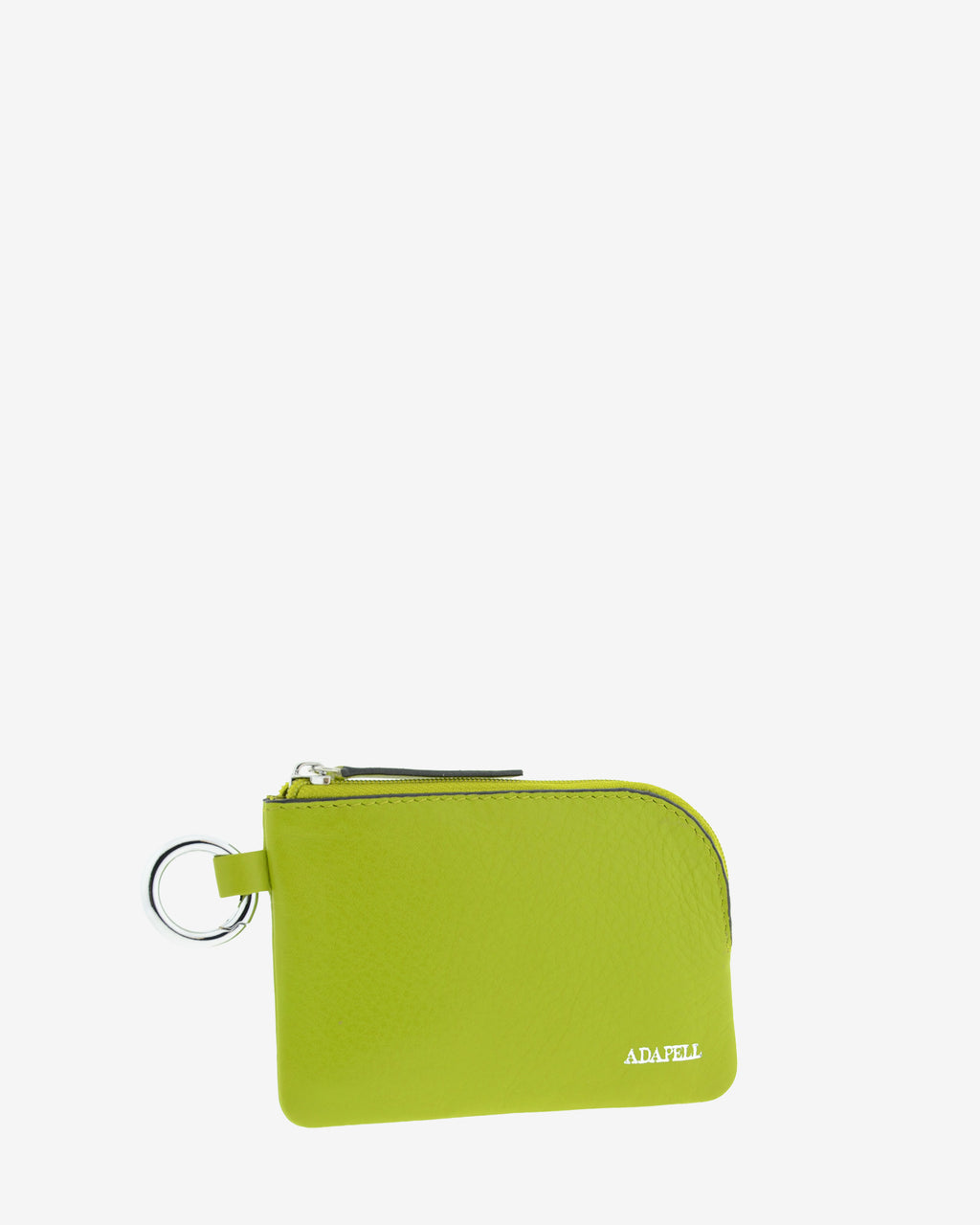 Monedero de piel auténtica ref. 8081-17 en color lima, de medida pequeña y compacta, cierre de cremallera y aro metálico exterior, con protección de tarjetas RFID de la colección Essenza, vista diagonal frontal 