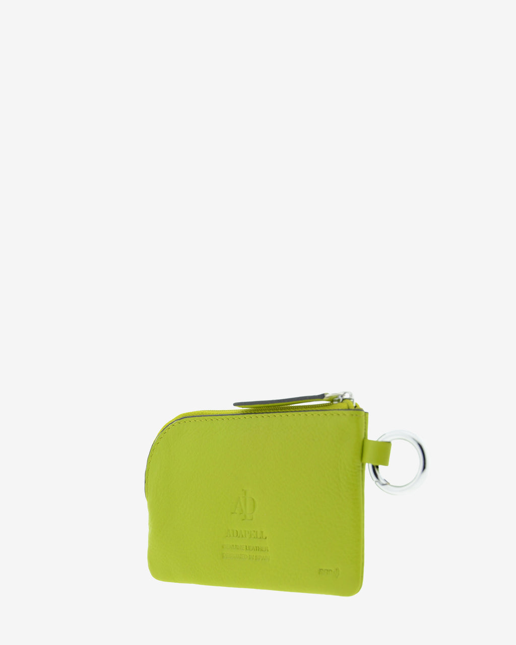 Monedero de piel auténtica ref. 8081-17 en color lima, de medida pequeña y compacta, cierre de cremallera y aro metálico exterior, con protección de tarjetas RFID de la colección Essenza, vista diagonal trasera