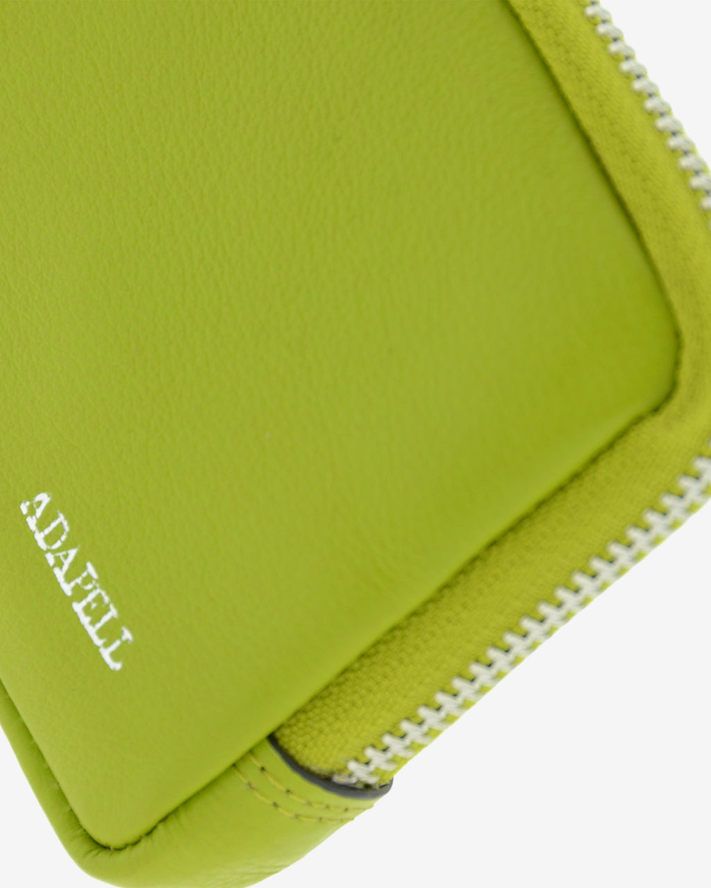 Monedero unisex de piel auténtica, ref. 8086-17, en color lima, con RFID, cremallera exterior y logo Adapell - Vista detalle de piel, cremallera y logo Adapell
