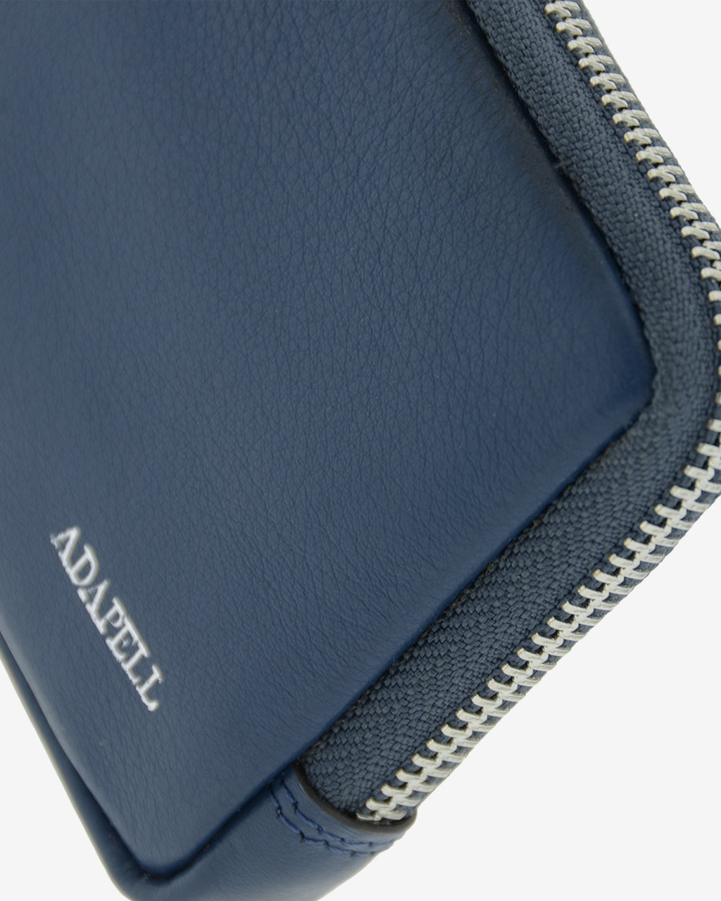 Monedero unisex de piel auténtica, ref. 8086-20, en color azul marino, con RFID, cremallera exterior y logo Adapell - Vista detalle de piel, cremallera metálica plateada y logo Adapell