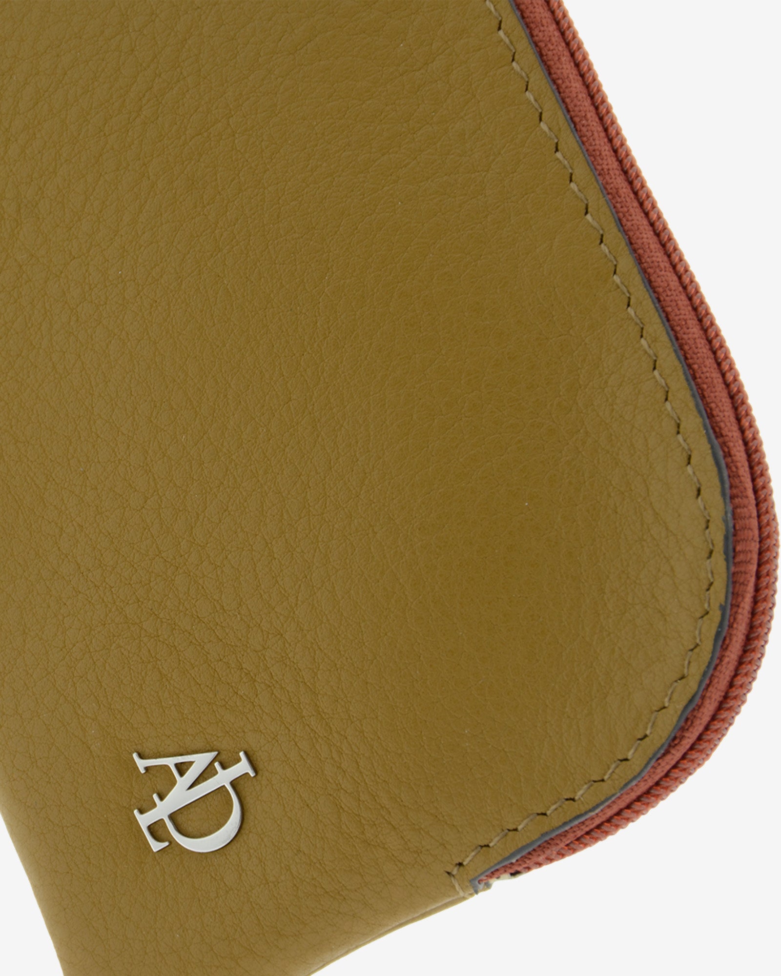 monedero de piel auténtica ref. 4251-2 en color marrón ámbar ébano, de medida pequeña y compacta, cierre de cremallera y aro metálico, con protección de tarjetas RFID de la colección Brisa, vista detalle piel, costuras y logo Adapell