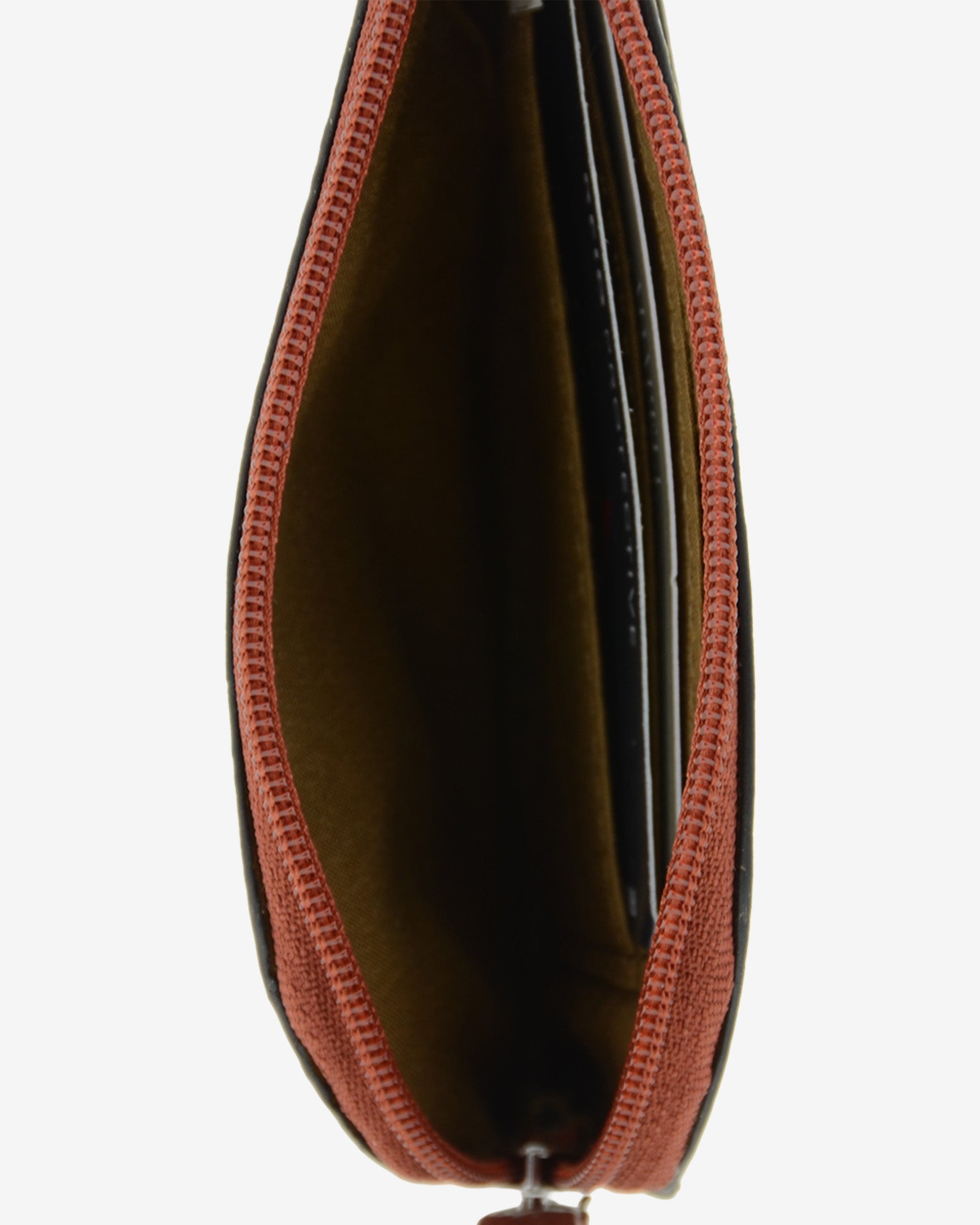 monedero de piel auténtica ref. 4251-2 en color marrón ámbar ébano, de medida pequeña y compacta, cierre de cremallera y aro metálico, con protección de tarjetas RFID de la colección Brisa, vista interior