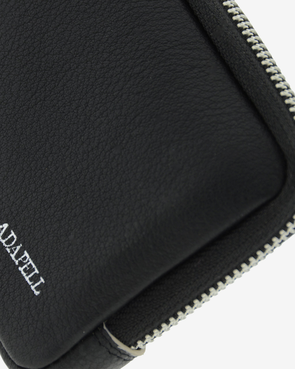 Monedero unisex de piel auténtica, ref. 8086-1, en color negro, con RFID, cremallera exterior y logo Adapell - Vista detalle de piel, cremallera metálica y logo