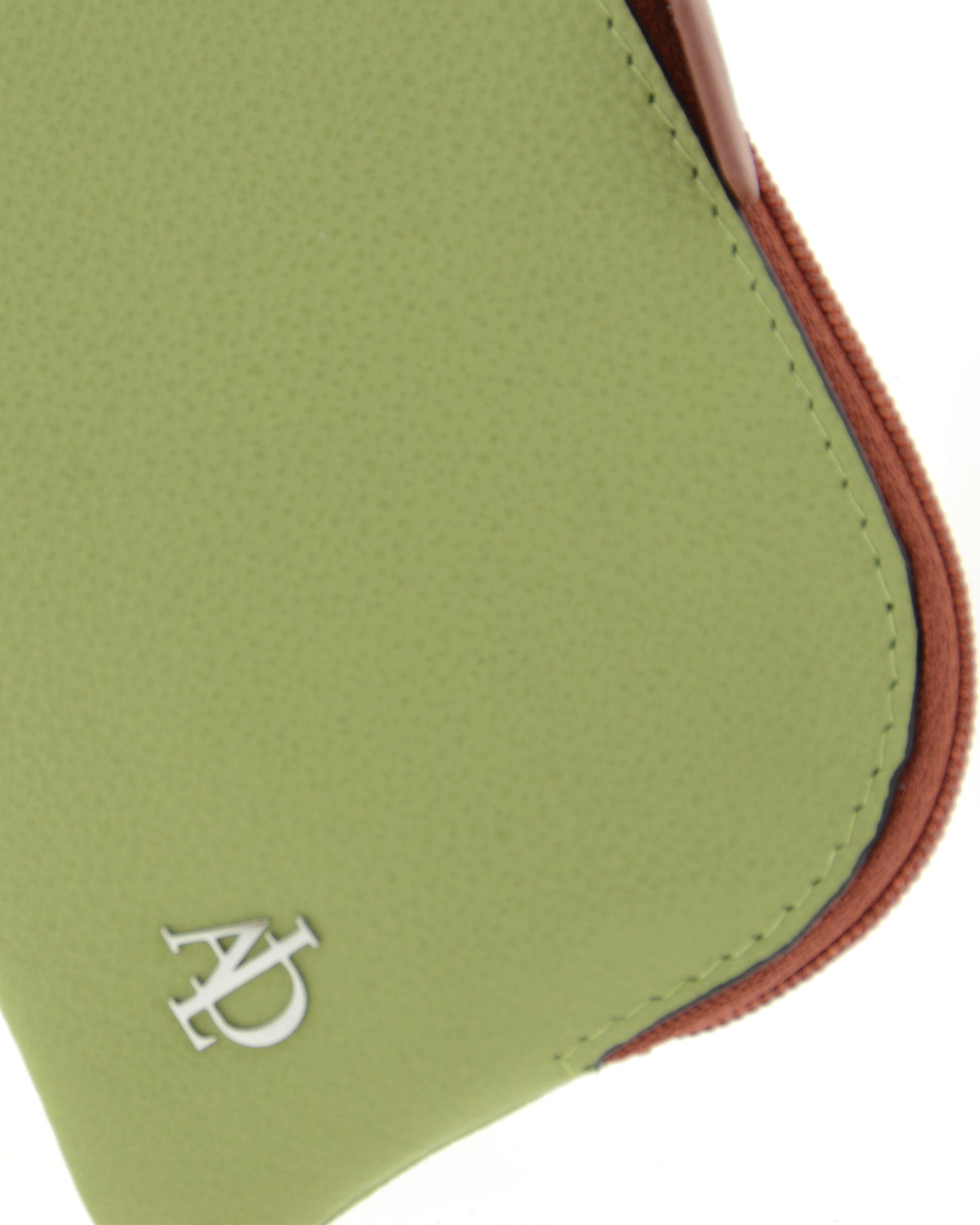 monedero de piel auténtica ref. 4251-14 en color verde sage, de medida pequeña y compacta, cierre de cremallera y aro metálico, con protección de tarjetas RFID de la colección Brisa, vista detalle piel, color, costuras y logo Adapell