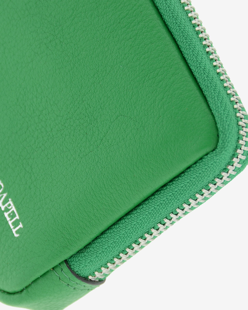 Monedero unisex de piel auténtica, ref. 8086-5, en color verde, con RFID, cremallera exterior y logo Adapell, vista detalle de piel y cremallera metálica plateada