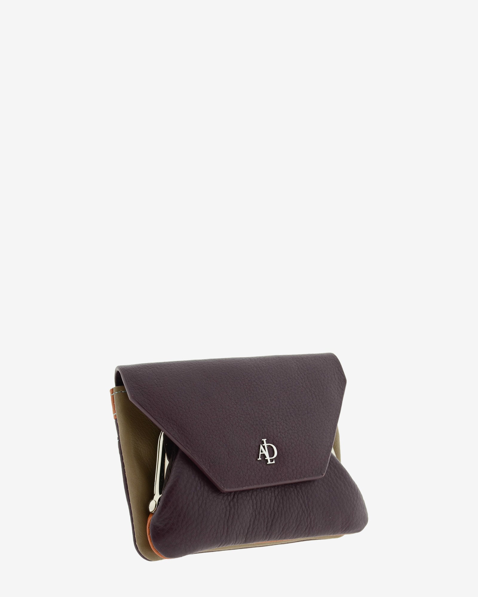 Monedero de piel autentica para mujer en color berenjena, con boquilla interior. Vista diagonal frontal.