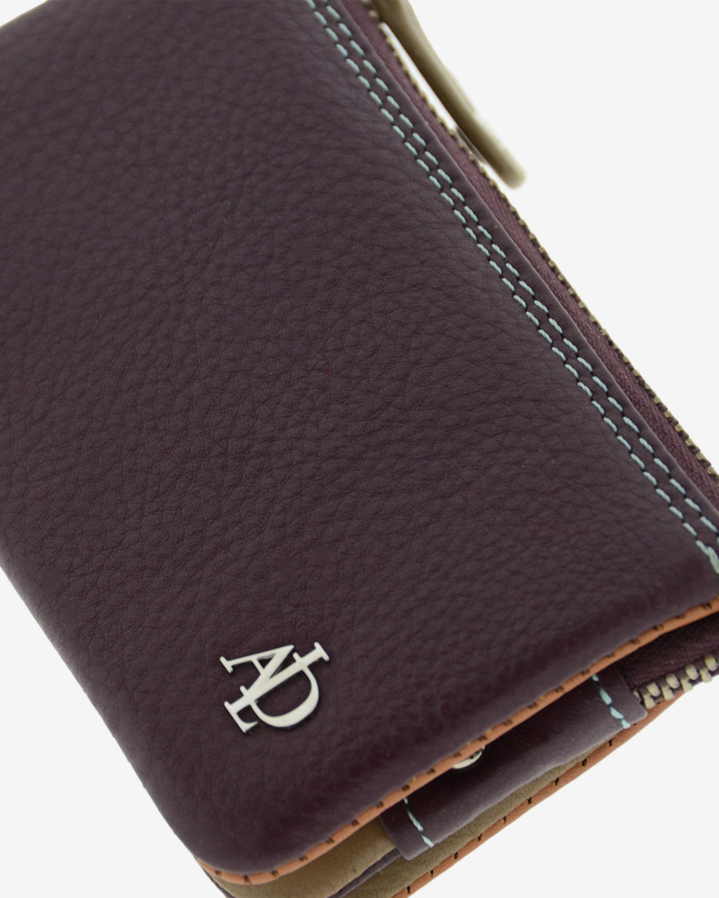Monedero tarjetero de piel autentica en color berenjena. Ref. 4240. Vista detalle piel y logo Adapell.