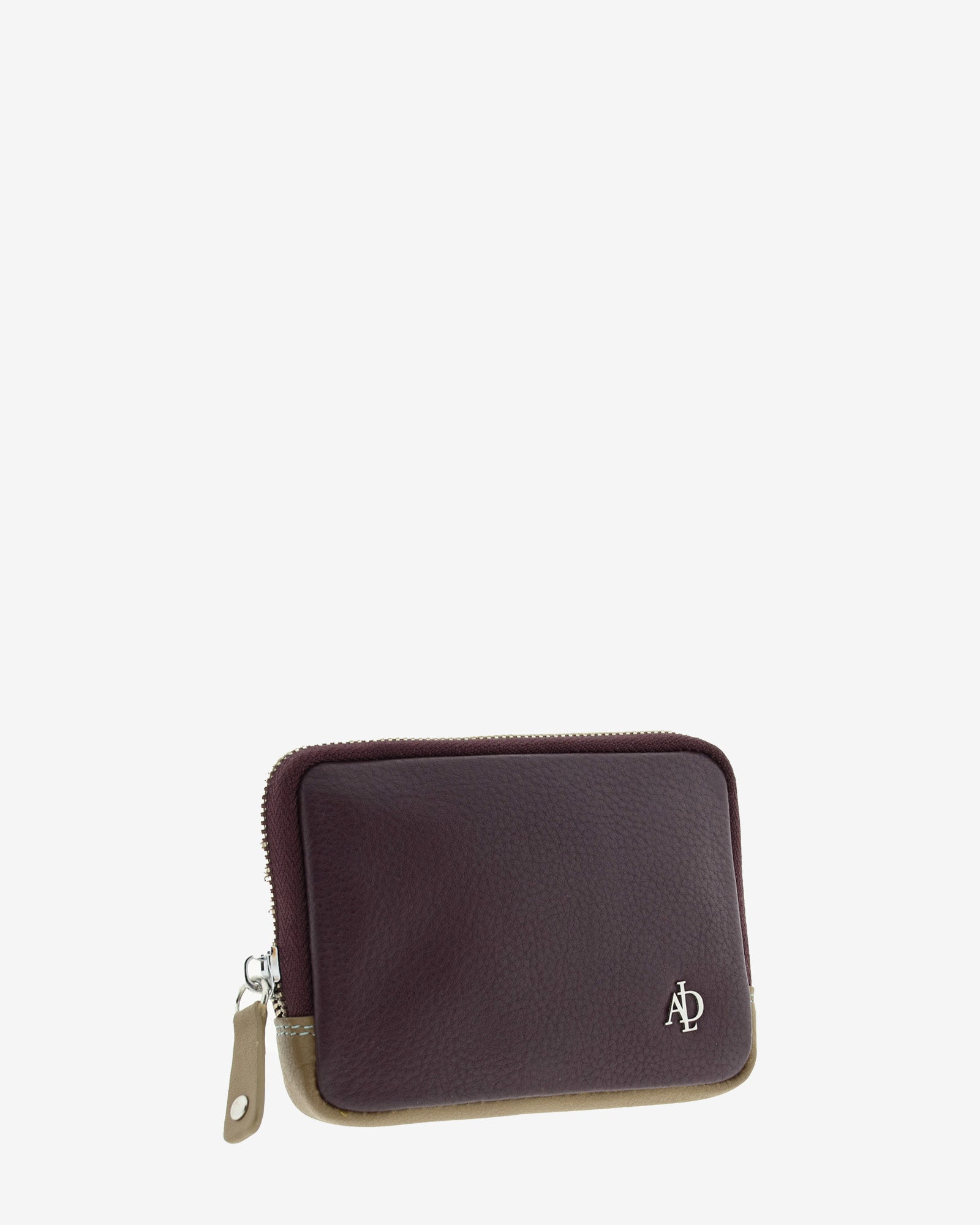 Monedero de mujer en piel de color berenjena, con cremallera metálica y logo Adapell. Ref. 4241-19. Vista diagonal frontal.