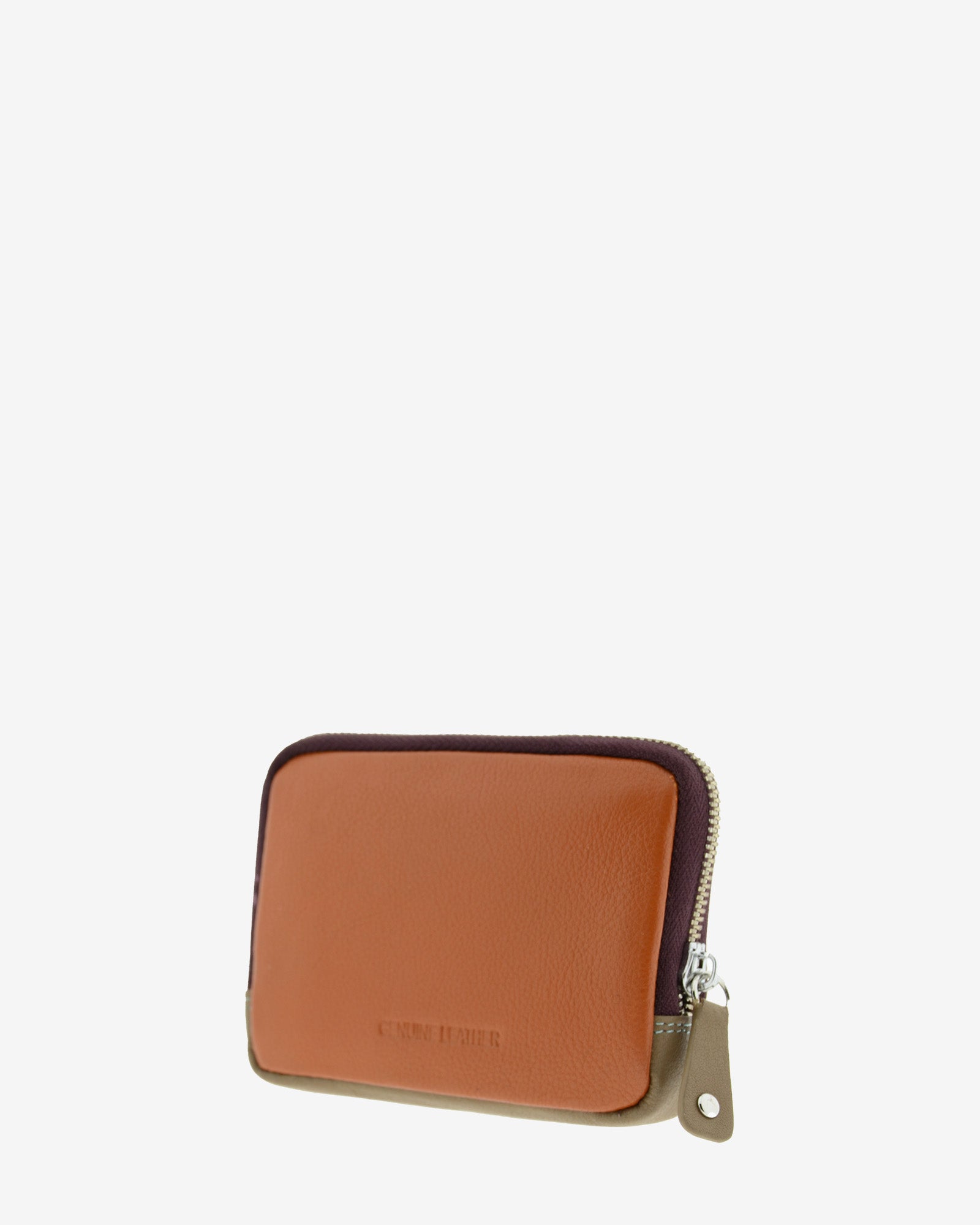 Monedero de mujer en piel de color berenjena, con cremallera metálica y logo Adapell. Ref. 4241-19. Vista diagonal trasera en marron.