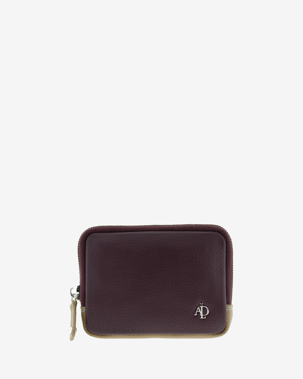 Monedero de mujer en piel de color berenjena, con cremallera metálica y logo Adapell. Ref. 4241-19. Vista frontal.