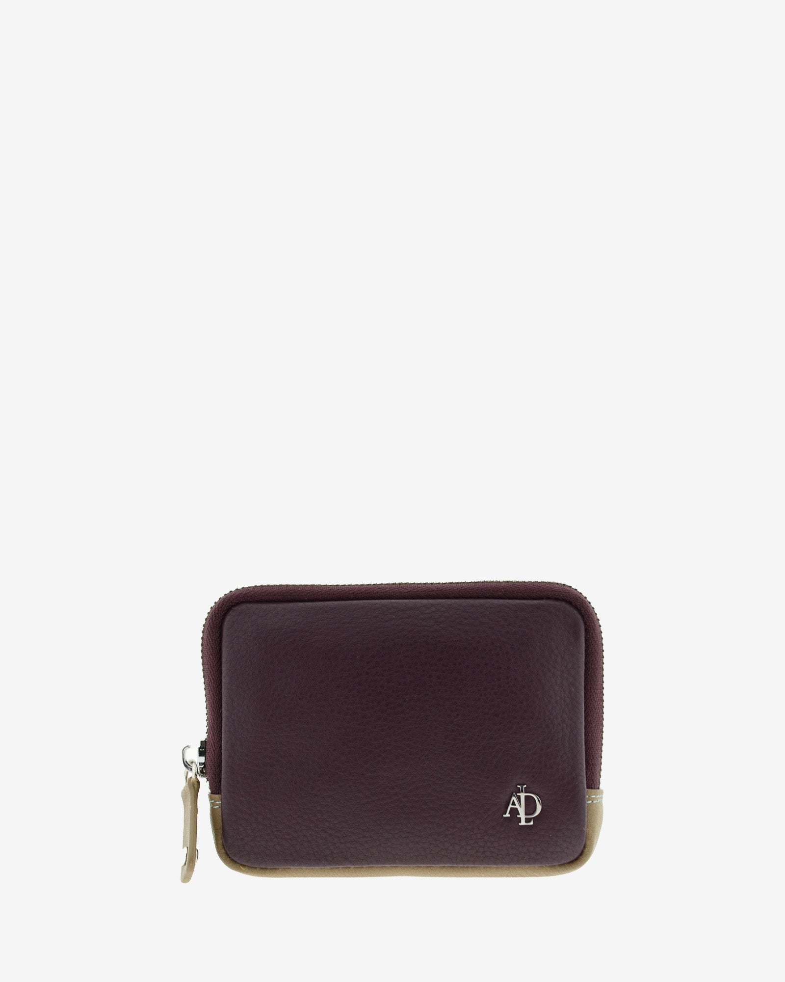 Monedero de mujer en piel de color berenjena, con cremallera metálica y logo Adapell. Ref. 4241-19. Vista frontal.