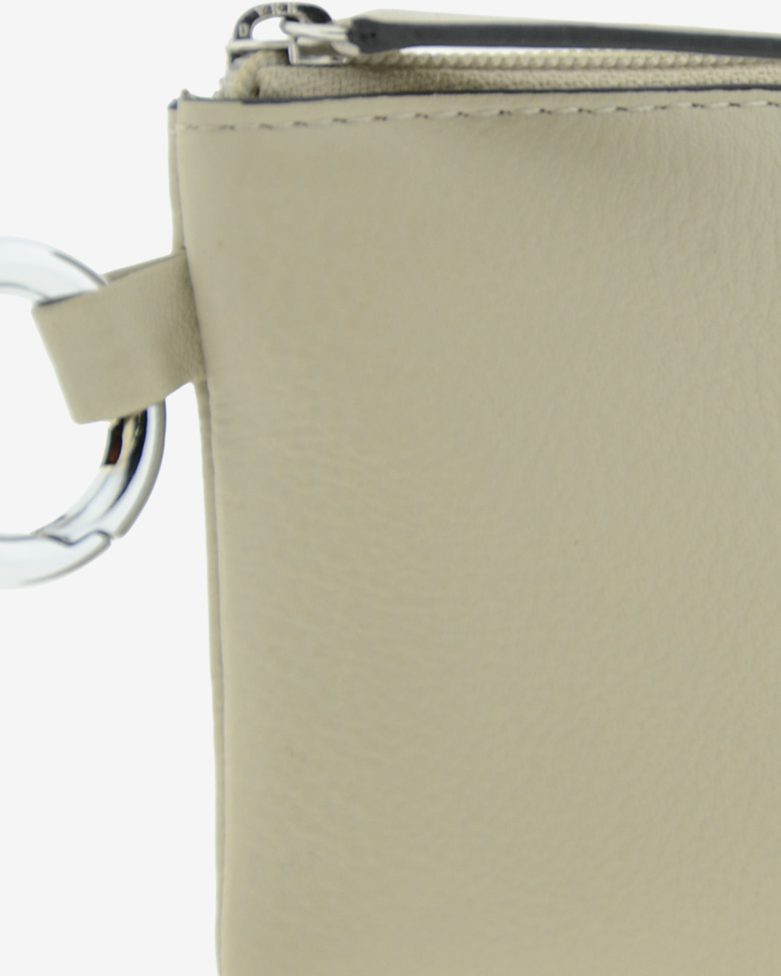 Monedero de piel auténtica ref. 8081-12 en color ice stone, de medida pequeña y compacta, cierre de cremallera y aro metálico exterior, con protección de tarjetas RFID de la colección Essenza, vista detalle de piel y aro metálico