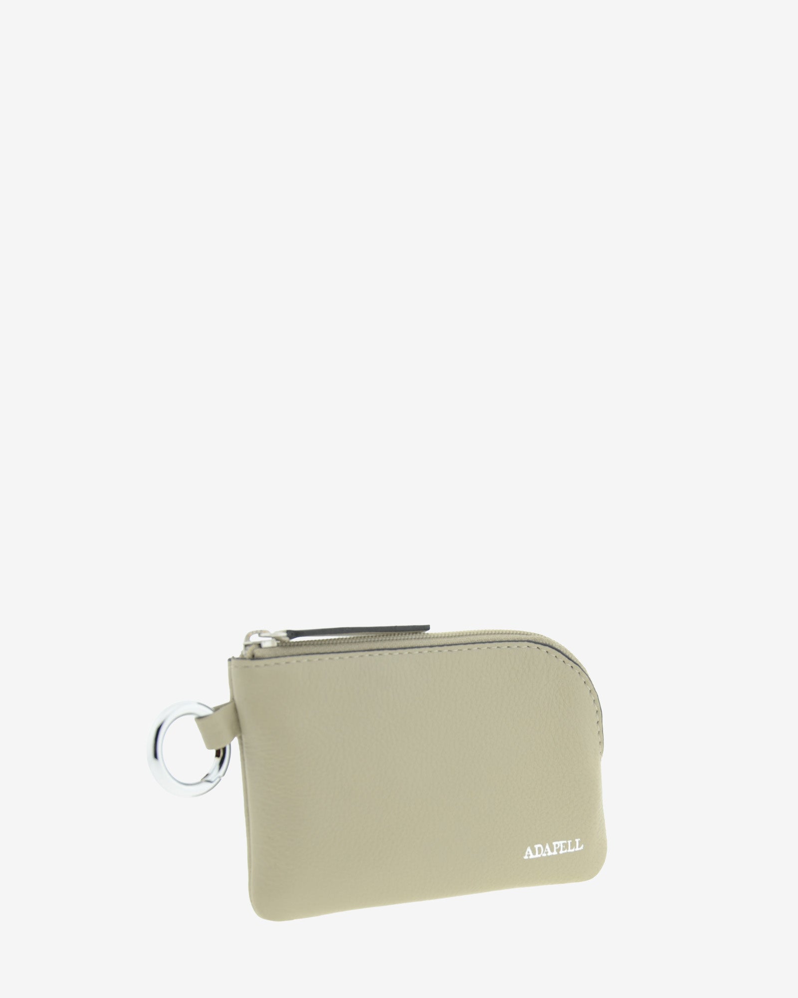 Monedero de piel auténtica ref. 8081-12 en color ice stone, de medida pequeña y compacta, cierre de cremallera y aro metálico exterior, con protección de tarjetas RFID de la colección Essenza, vista diagonal-frontal 