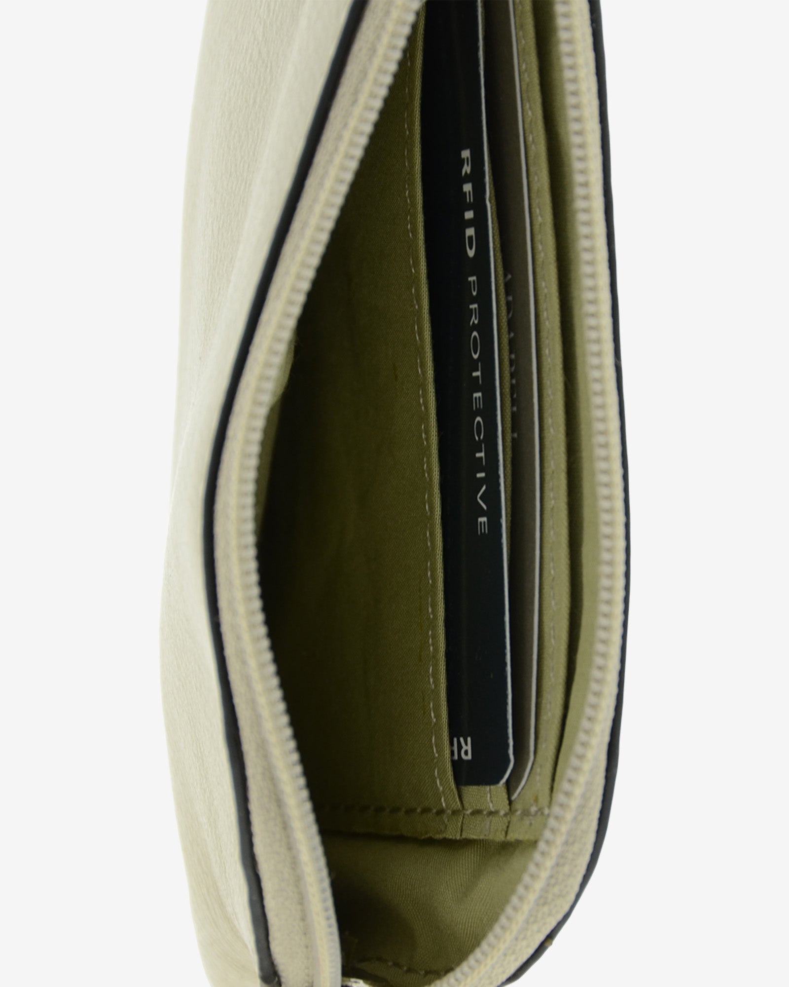 Monedero de piel auténtica ref. 8081-12 en color ice stone, de medida pequeña y compacta, cierre de cremallera y aro metálico exterior, con protección de tarjetas RFID de la colección Essenza, vista interior con compartimentos