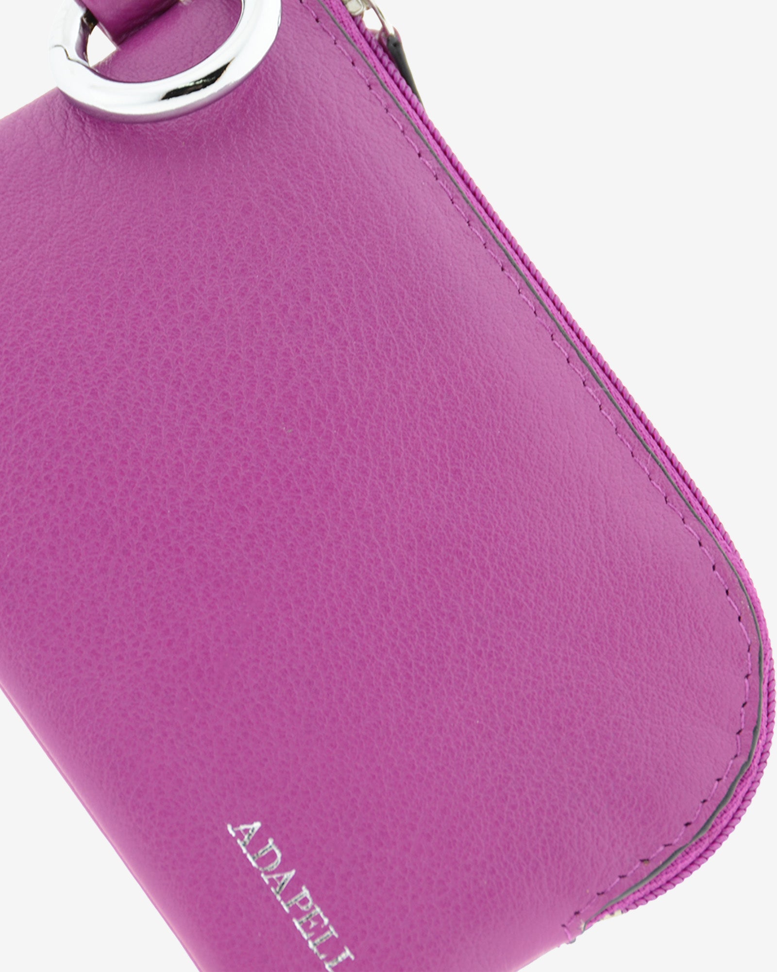 Monedero de piel auténtica ref. 8081-4 en color lila, de medida pequeña y compacta, cierre de cremallera y aro metálico exterior, con protección de tarjetas RFID de la colección Essenza, vista detalle de piel, acabados y logo Adapell