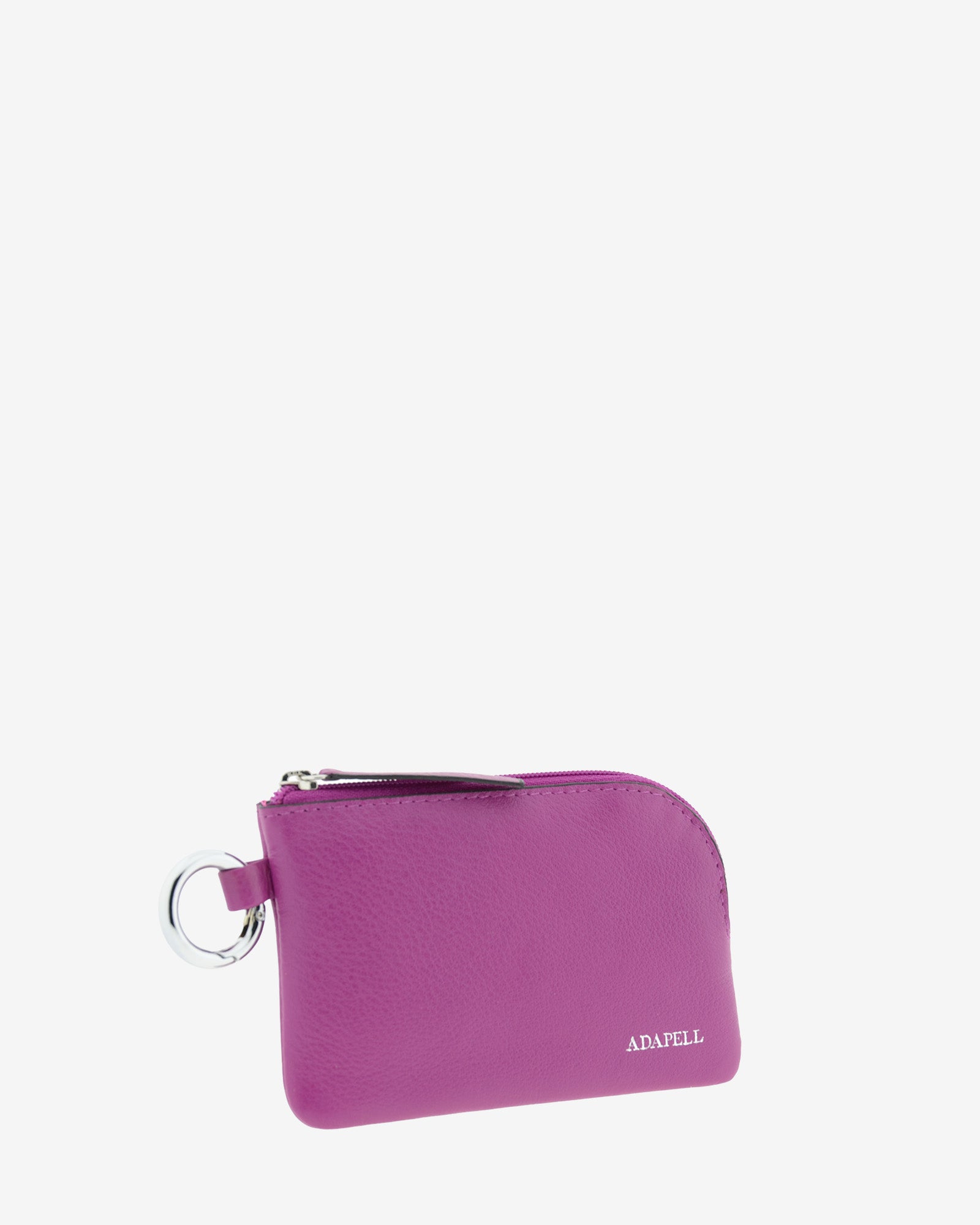 Monedero de piel auténtica ref. 8081-4 en color lila, de medida pequeña y compacta, cierre de cremallera y aro metálico exterior, con protección de tarjetas RFID de la colección Essenza, vista diagonal frontal 