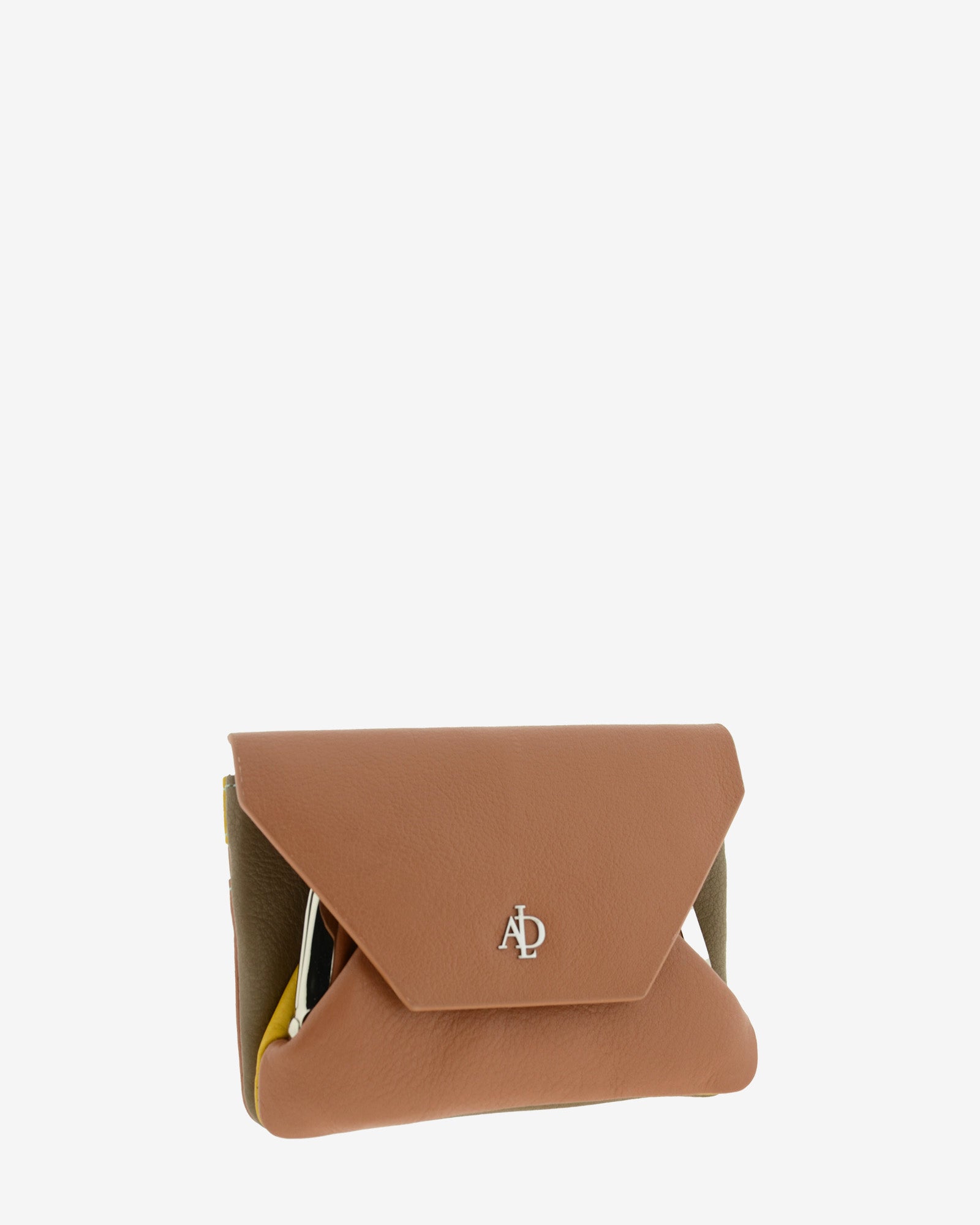Monedero en piel autentica con boquilla interior, de color marron, lisa con logo Adapell. Ref. 4239-2. Vista diagonal frontal.