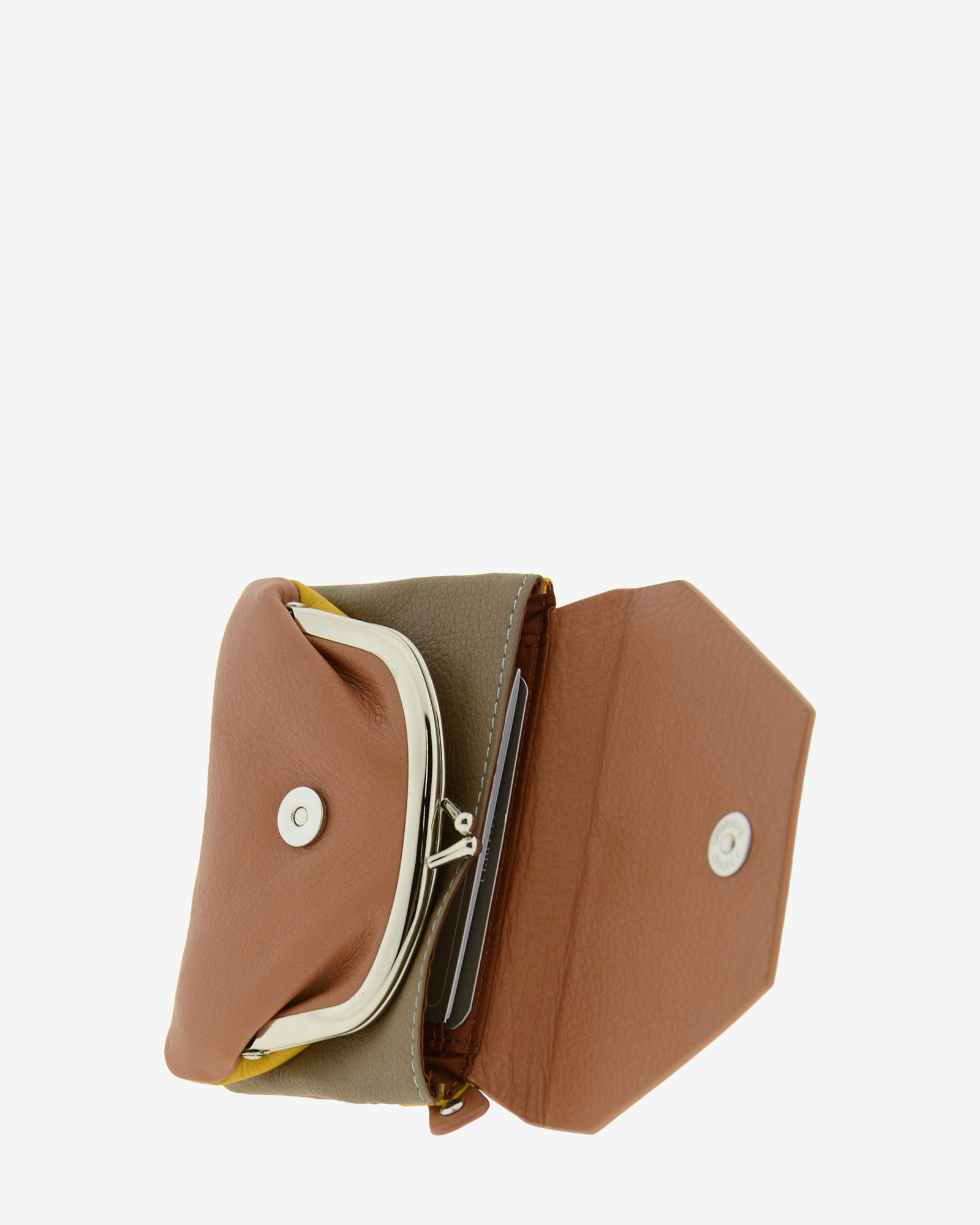 Monedero en piel autentica con boquilla interior, de color marron, lisa con logo Adapell. Ref. 4239-2. Vista interior boquilla.
