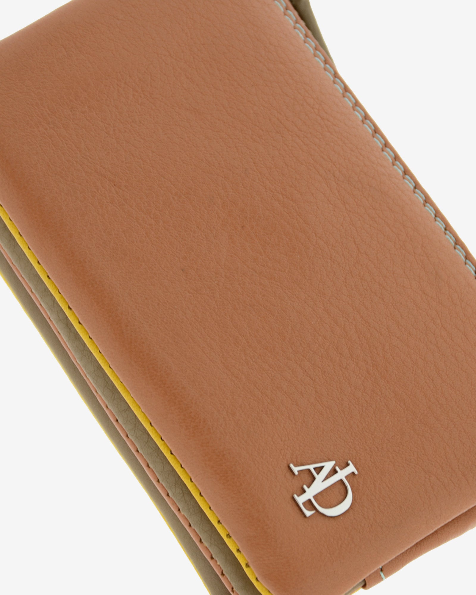 Monedero tarjetero de piel autentica en color marron. Vista detalle piel y logo Adapell-