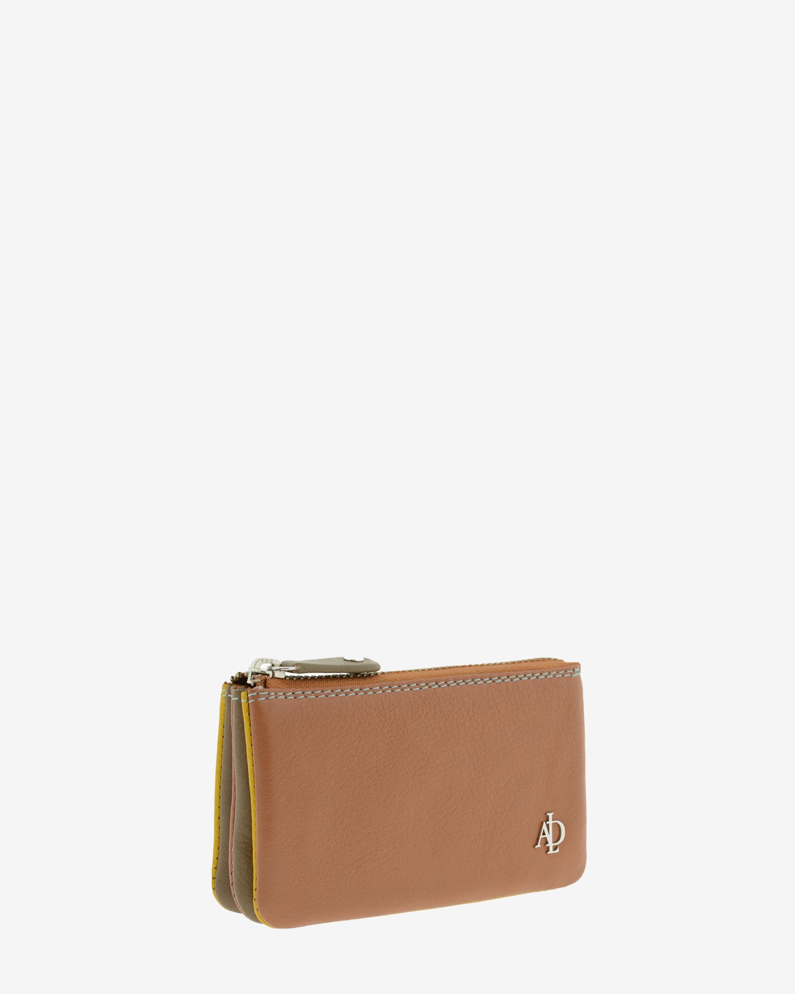 Monedero tarjetero de piel autentica en color marron. Vista diagonal frontal.