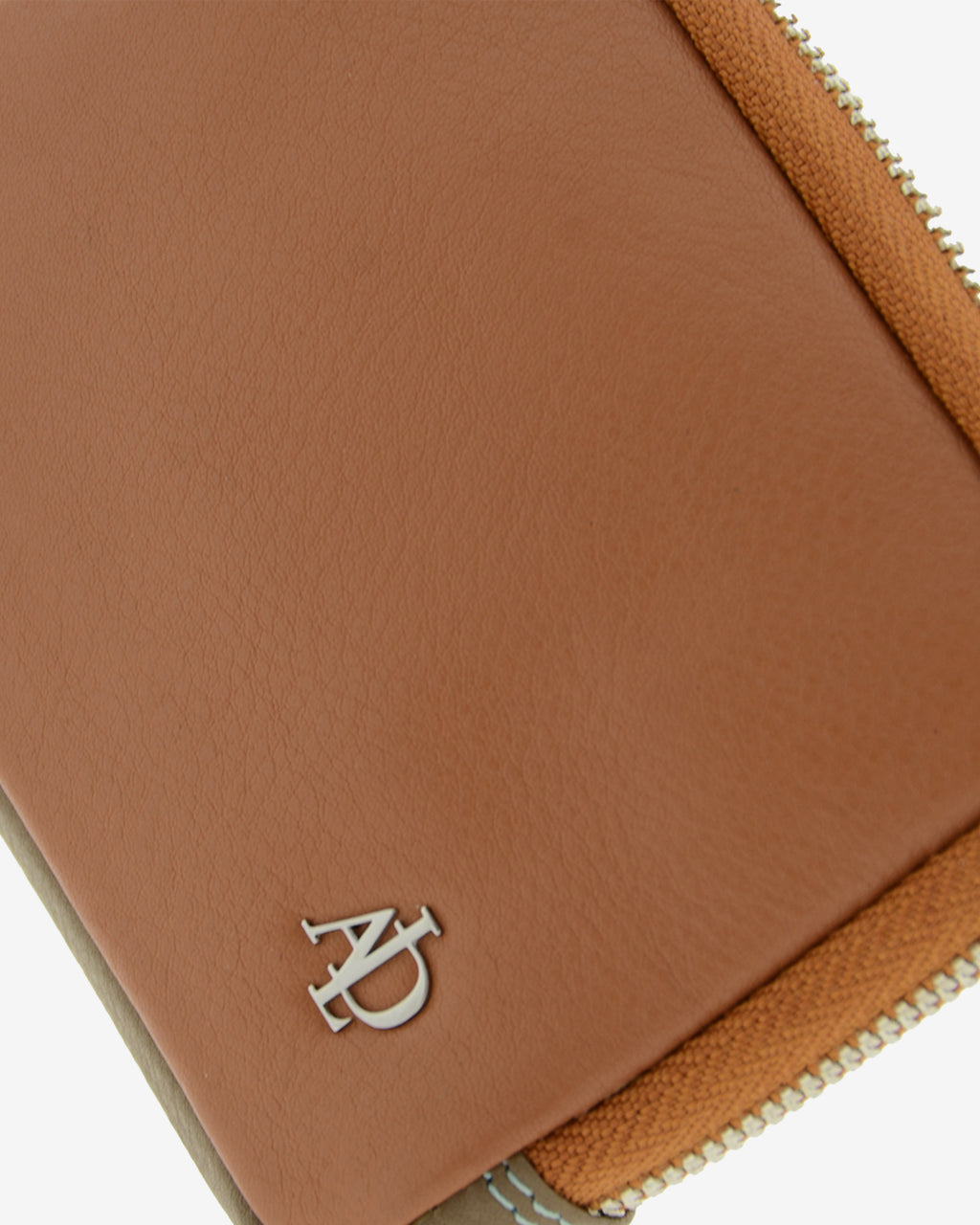 Monedero de mujer en piel genuina de color marrón con cremallera y logo Adapell. Ref. 4241-2. Vista detalle piel y logo.