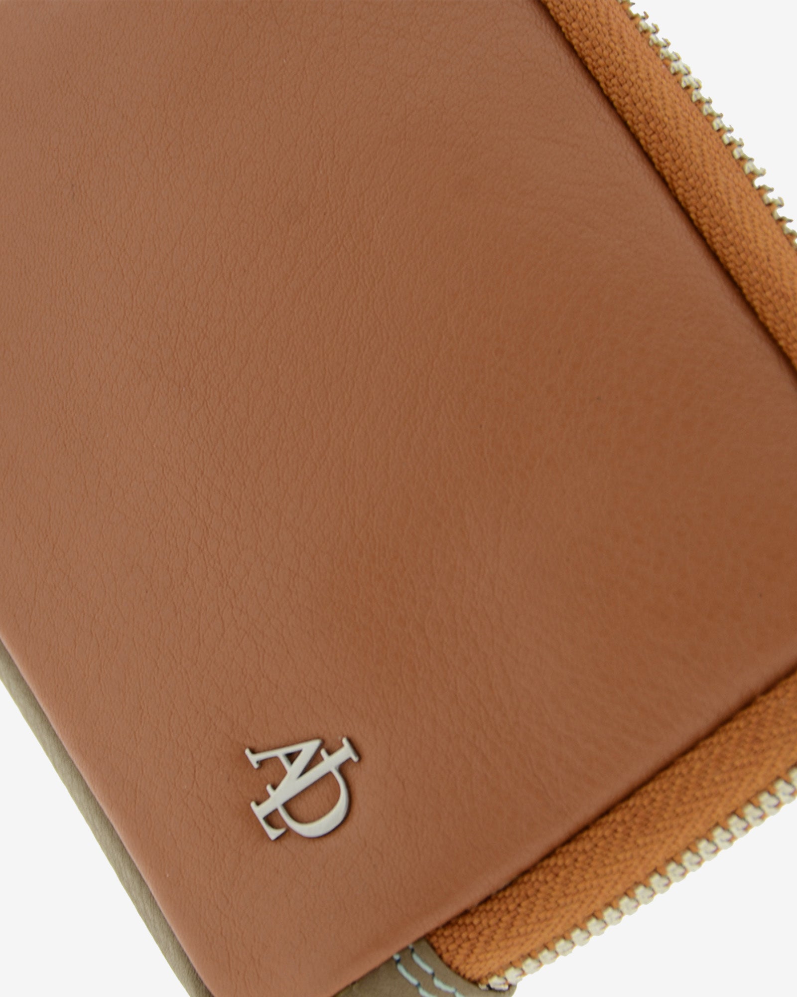 Monedero de mujer en piel genuina de color marrón con cremallera y logo Adapell. Ref. 4241-2. Vista detalle piel y logo.