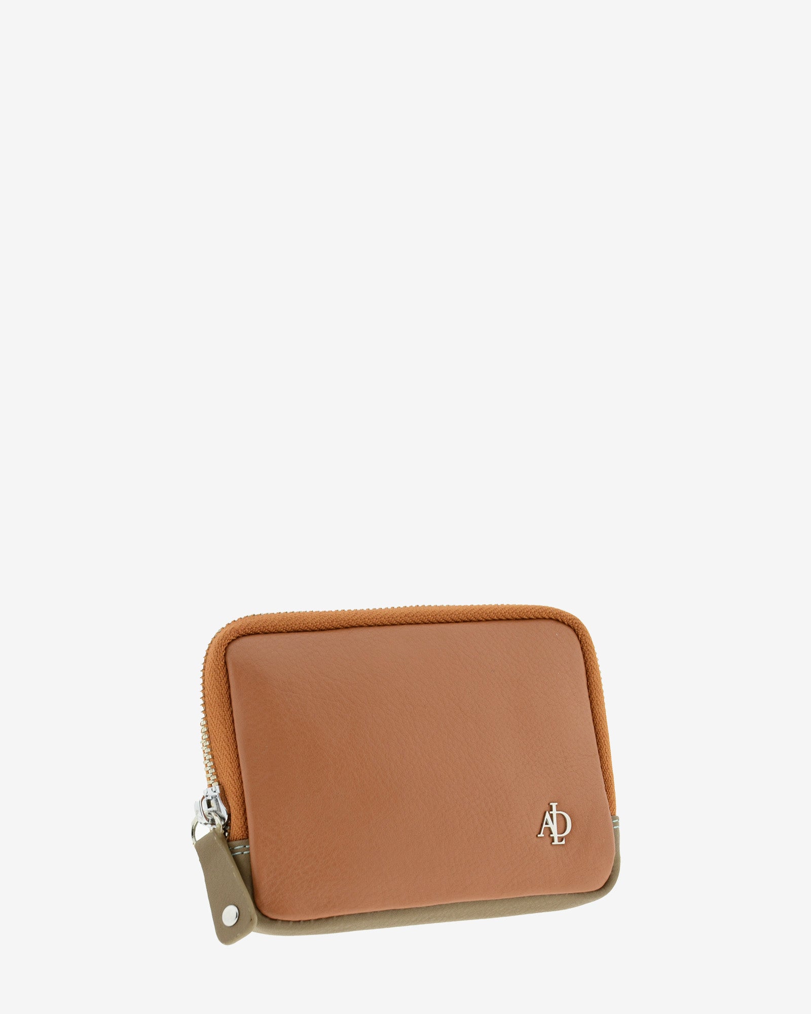 Monedero de mujer en piel genuina de color marrón con cremallera y logo Adapell. Ref. 4241-2. Vista diagonal frontal.