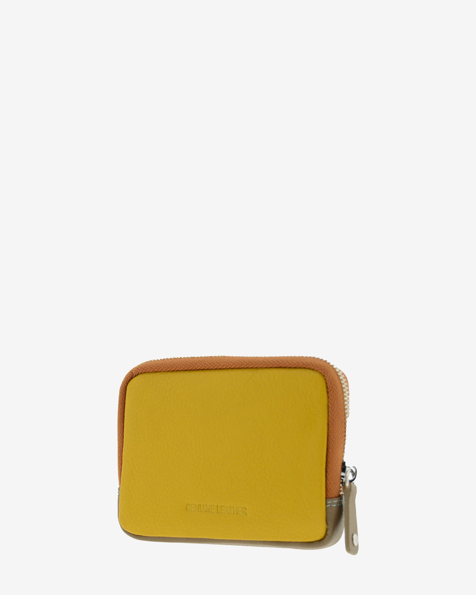 Monedero de mujer en piel genuina de color marrón con cremallera y logo Adapell. Ref. 4241-2. Vista diagonal trasera de color mostaza.