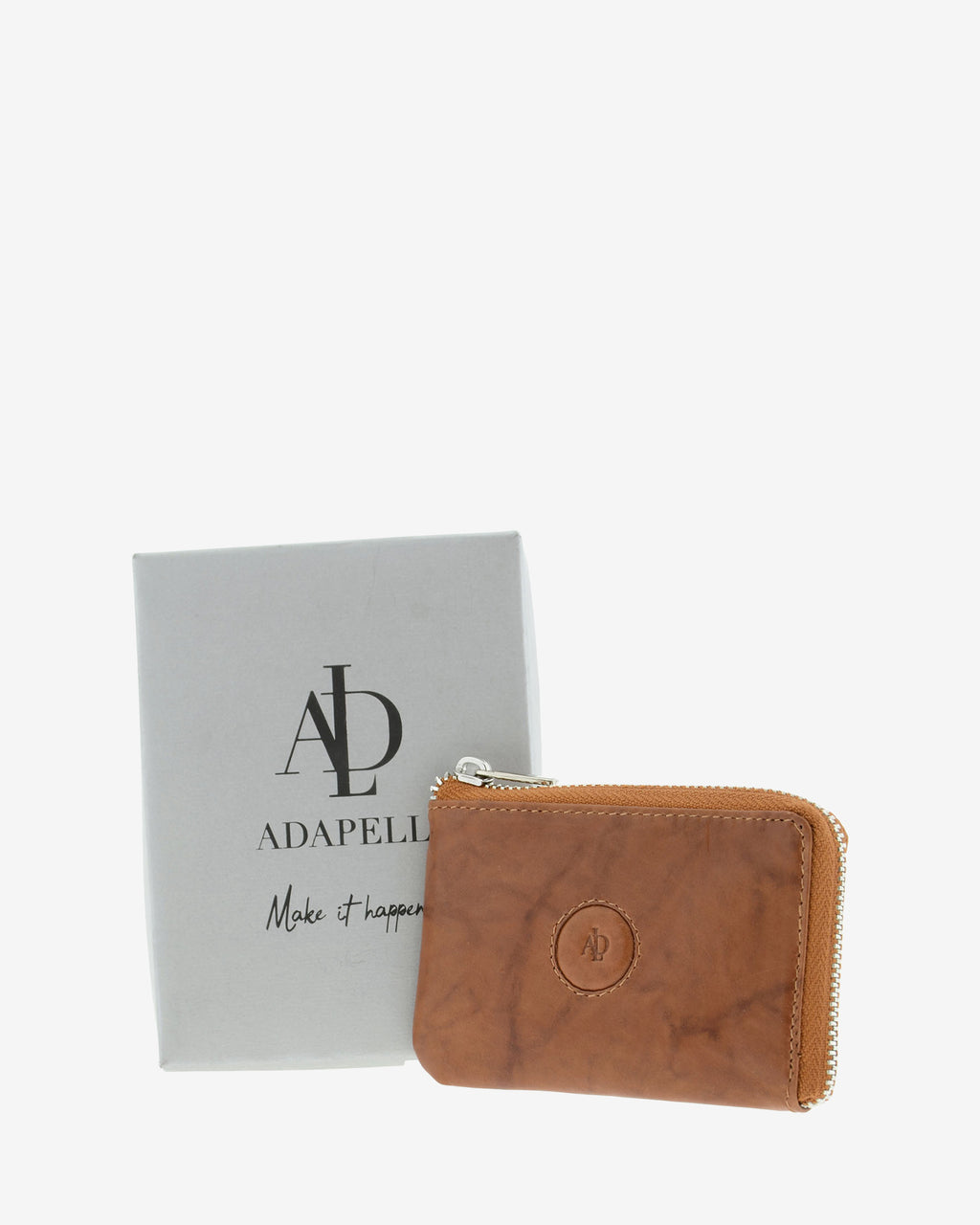 Monedero de piel natural color cuero junto a caja Adapell, con cremallera superior y logo circular en relieve, ref. 1594-6